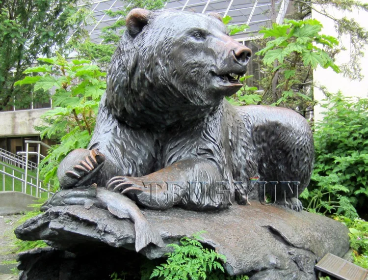 Decorative metal craft big animal the rest of bear statue on rock black bear bronze sculpture for garden