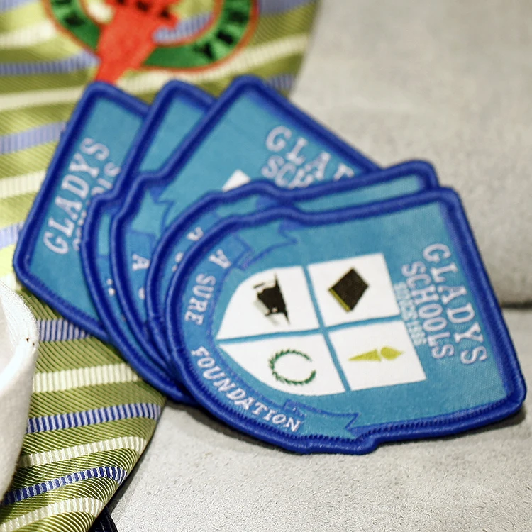 Высококачественные значки профессиональный производитель индивидуальная форма тканые школьные именные знаки с логотипом нашивки для шитья