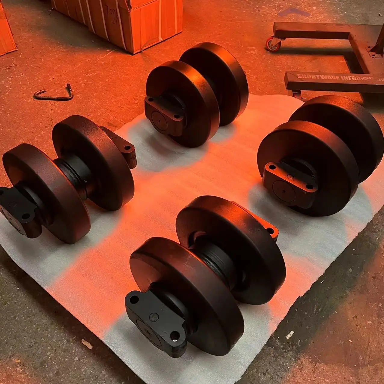 Hitachi KH300-3 Carrier Roller for Crawler Crane Machinery Undercarriage Parts OEM Manufacturer