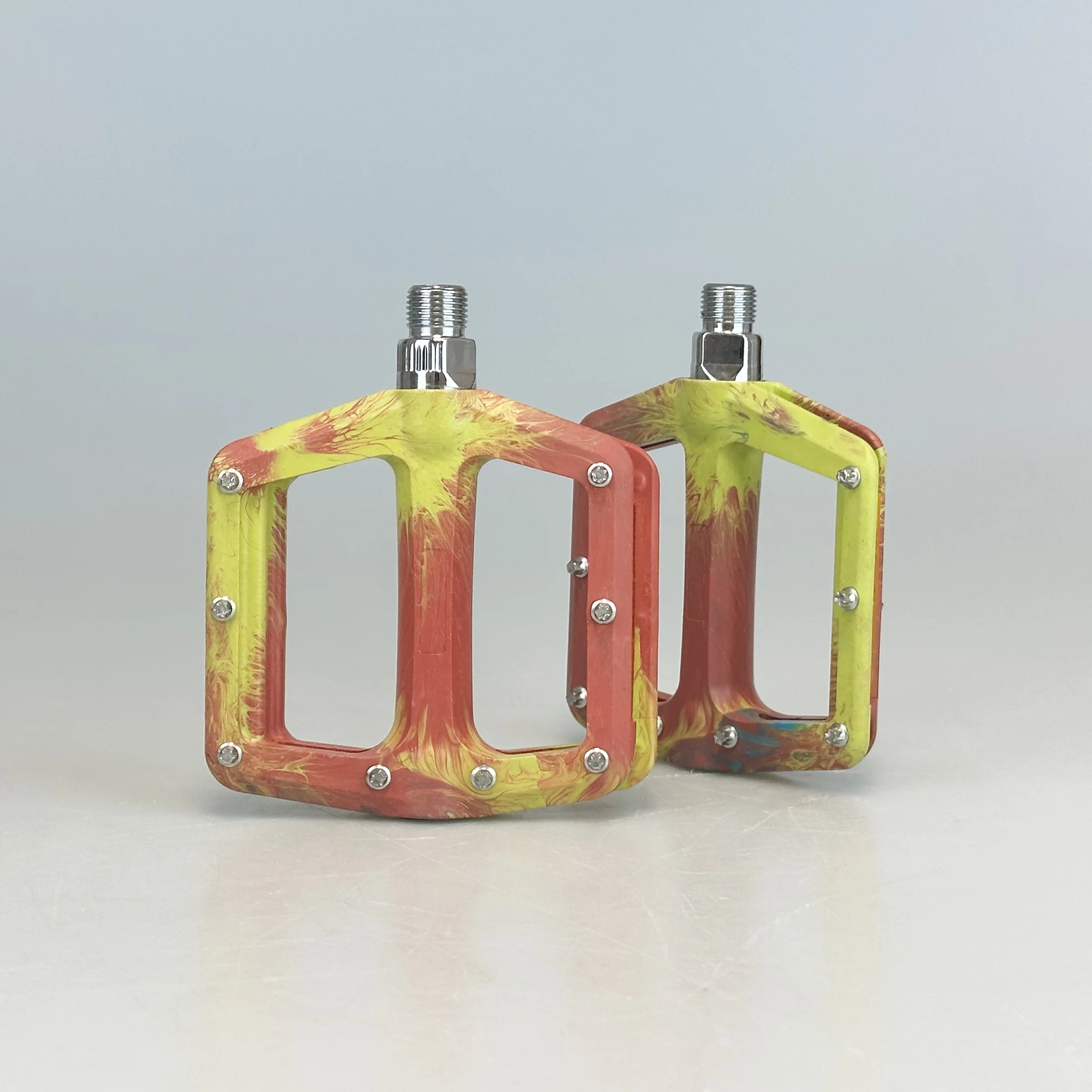 DU Sealed Bearing Mixed Color Nylon Bicycle Pedals Cr-Mo Spindle With Stainless Anti-Slip Pin Customize Bike Parts