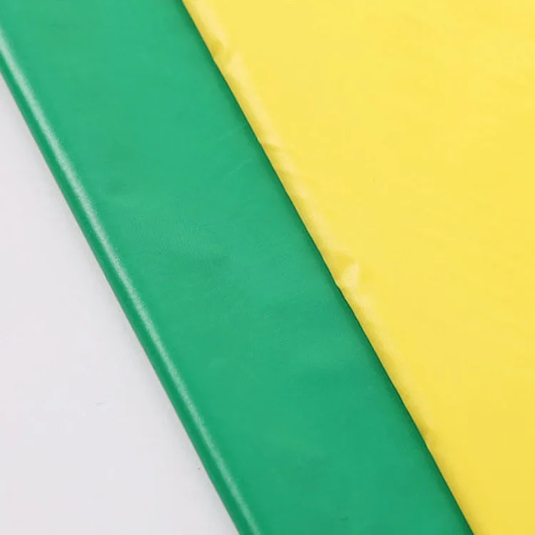 Тонкий мягкий водонепроницаемый пуховик из ткани для осени и зимы