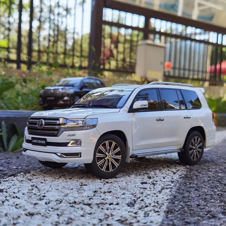 Kengfai 1:18 Land Cruiser LC200 With Spaire Tire Diecast Simulation Alloy Car Model Toy Gift Toy Vehicles