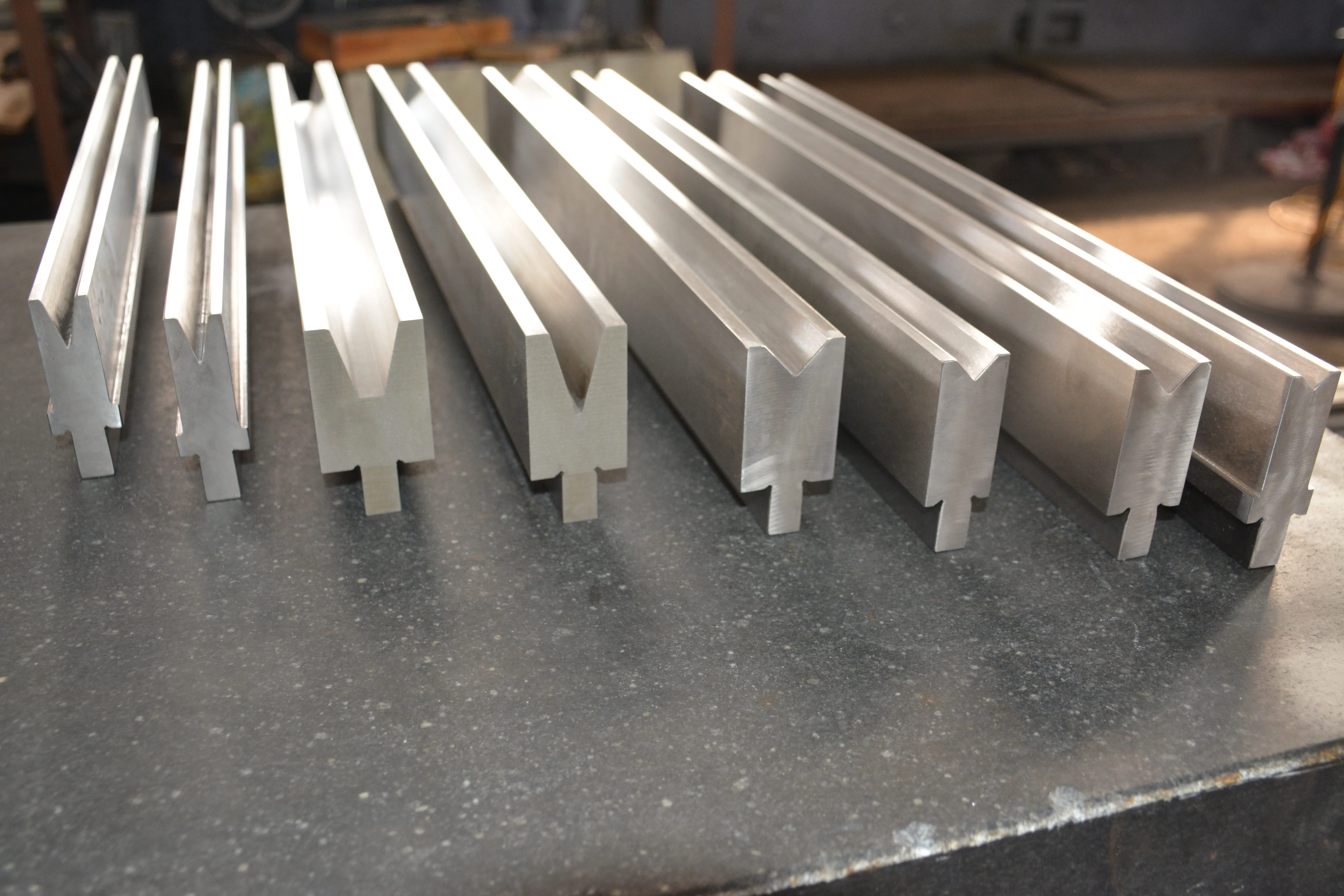 2024 New High Quality Machine Spare Parts Single V-Type Bottom Mold