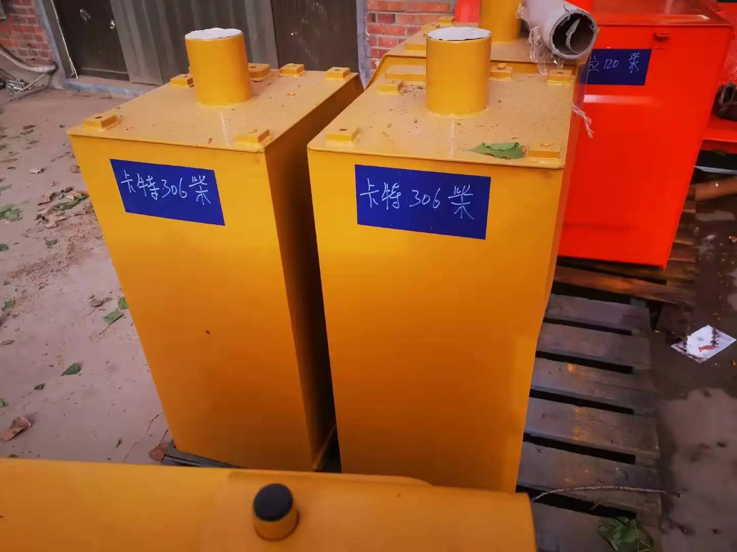 SK350-8 excavator diesel tank