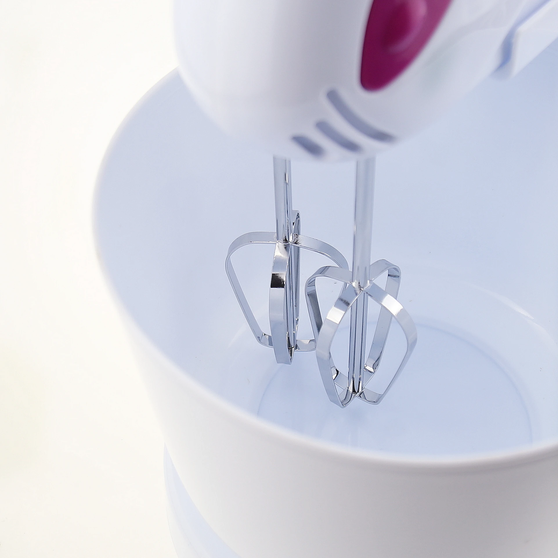 7-скоростной ручной миксер с пластмассовым корпусом