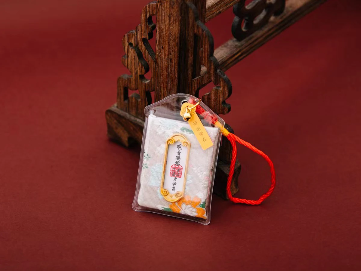 oMaMori Kawaii Maneki Neko Lucky Cat Japanese Amulet Lovely Car Hanger Charm Pompom Keychain