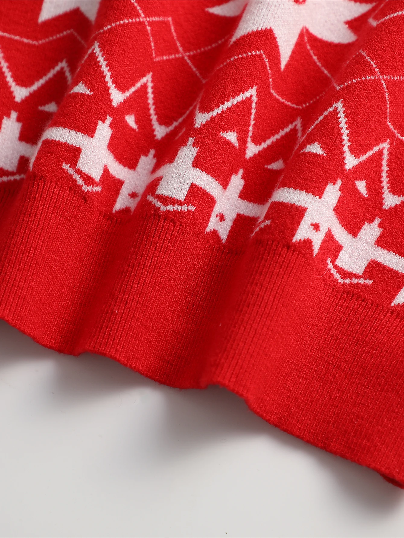manufacturer OEM  Merry Christmas jacquard knitted sweater snowflakes long sleeves cable pullover