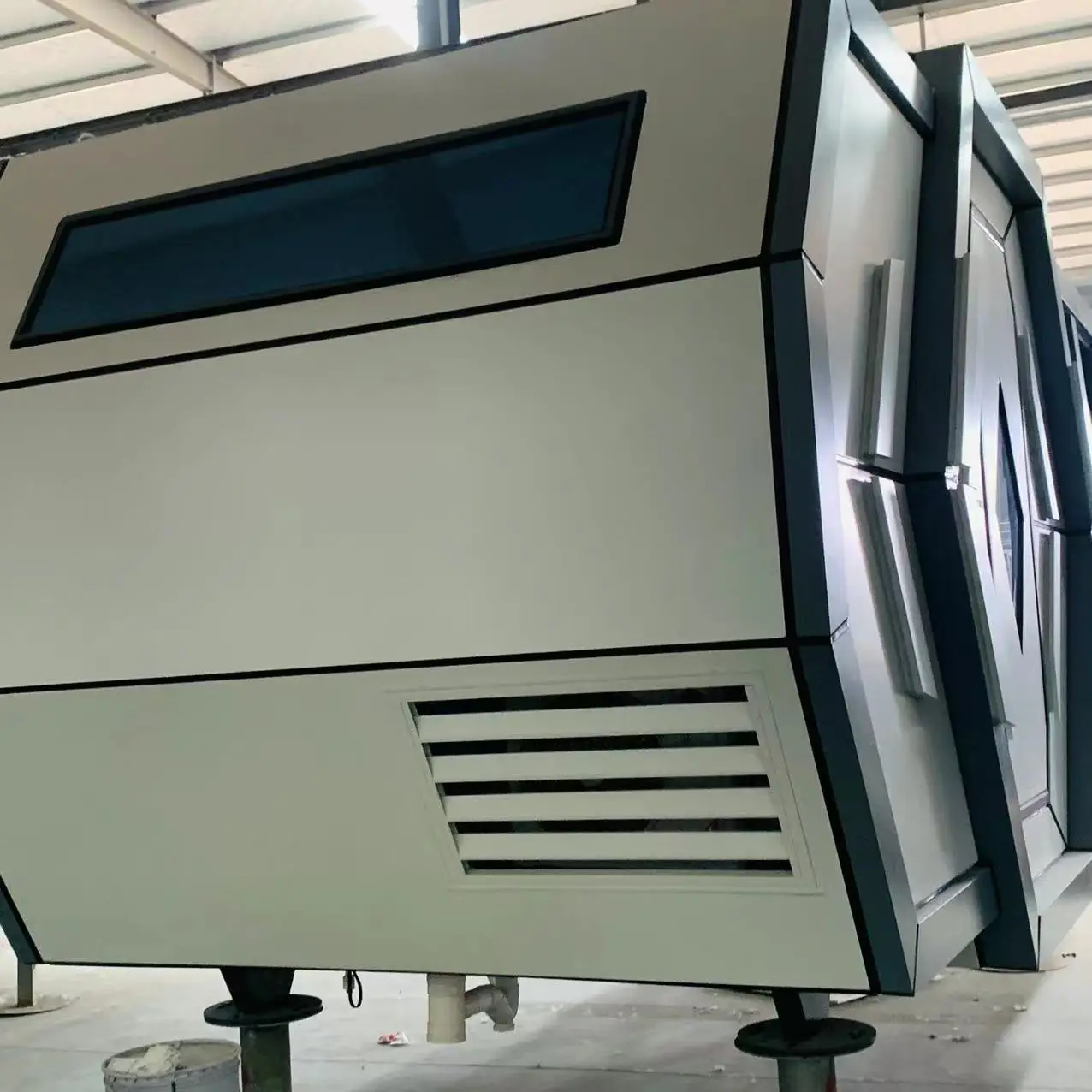 Galvanized steel frame capsule house with photovoltaic power generation for hotel, leisure resort, camping base and short-term