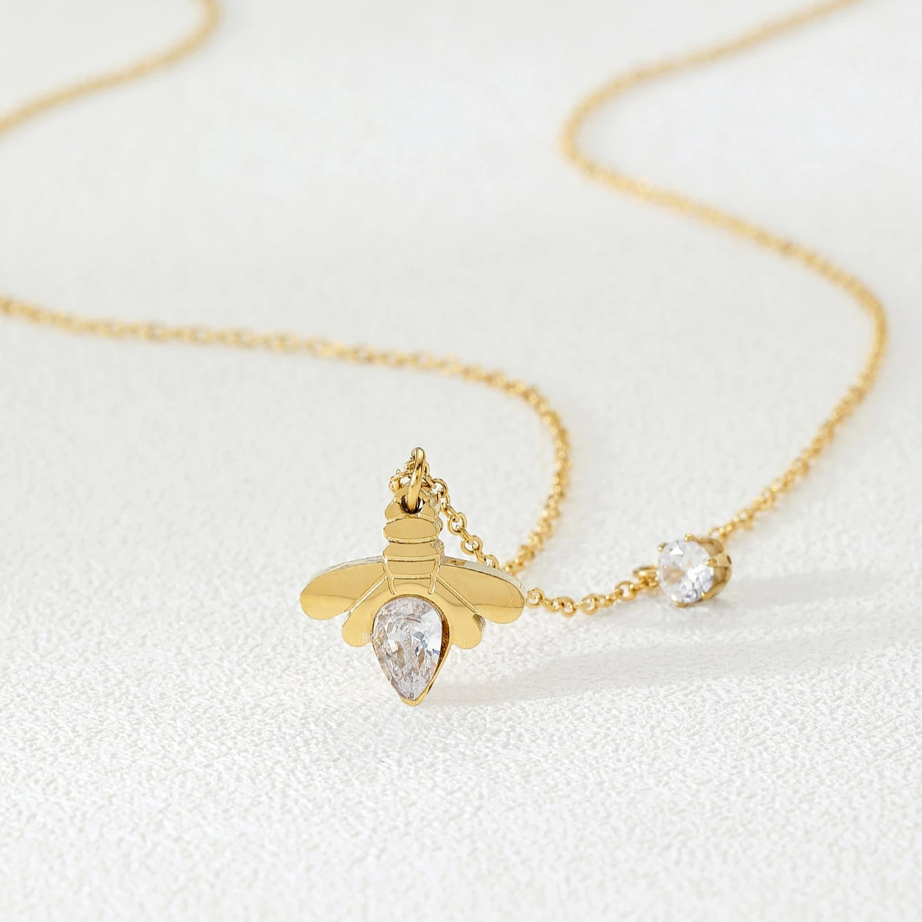 Micro inlaid bee necklace foreign trade hot firefly necklace cross border eBay European and American zircon inlaid