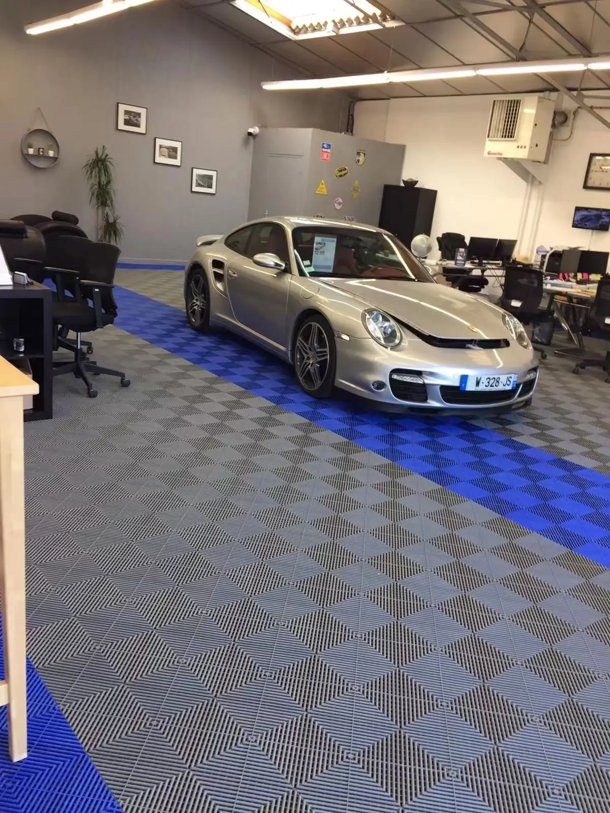 Enlio PVC Tiles Garage Flooring Suspended PVC Garage Floor Tiles Mats for Workshop Car Washing Room Flooring