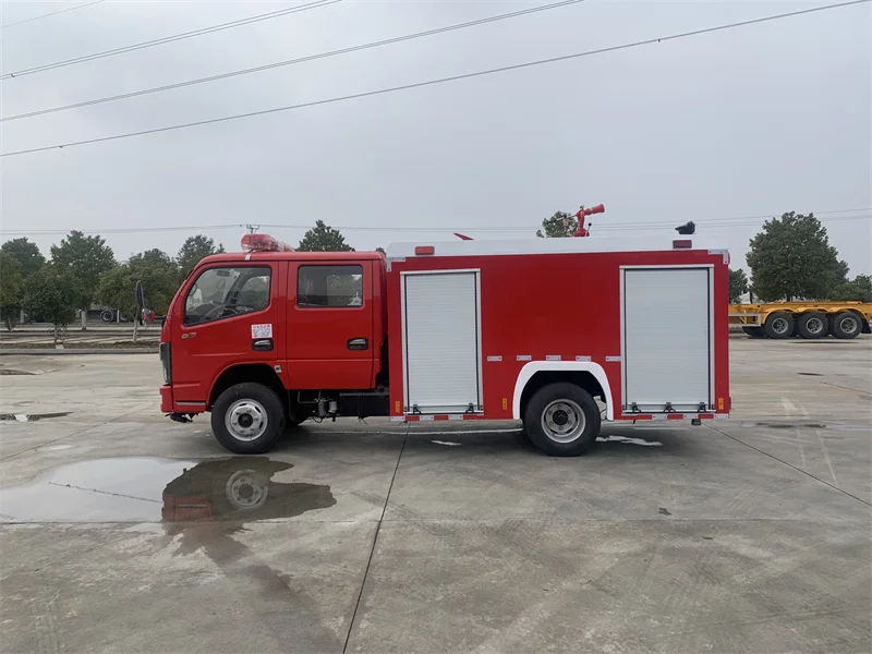 mini small Dongfeng 2 ton holding 2+3 men jet height 40m maximum 100km/h water tank fire truck
