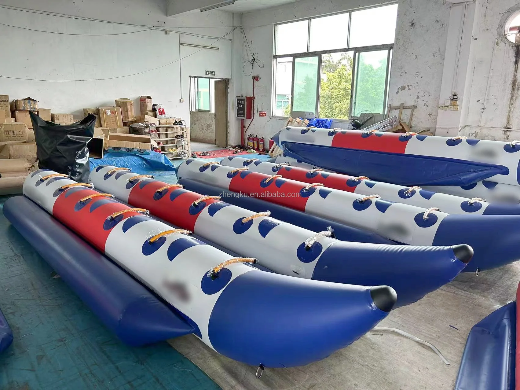 Factory wholesale 3~6 persons inflatable banana boat inflatable banana tube towable floating boat for summer water game