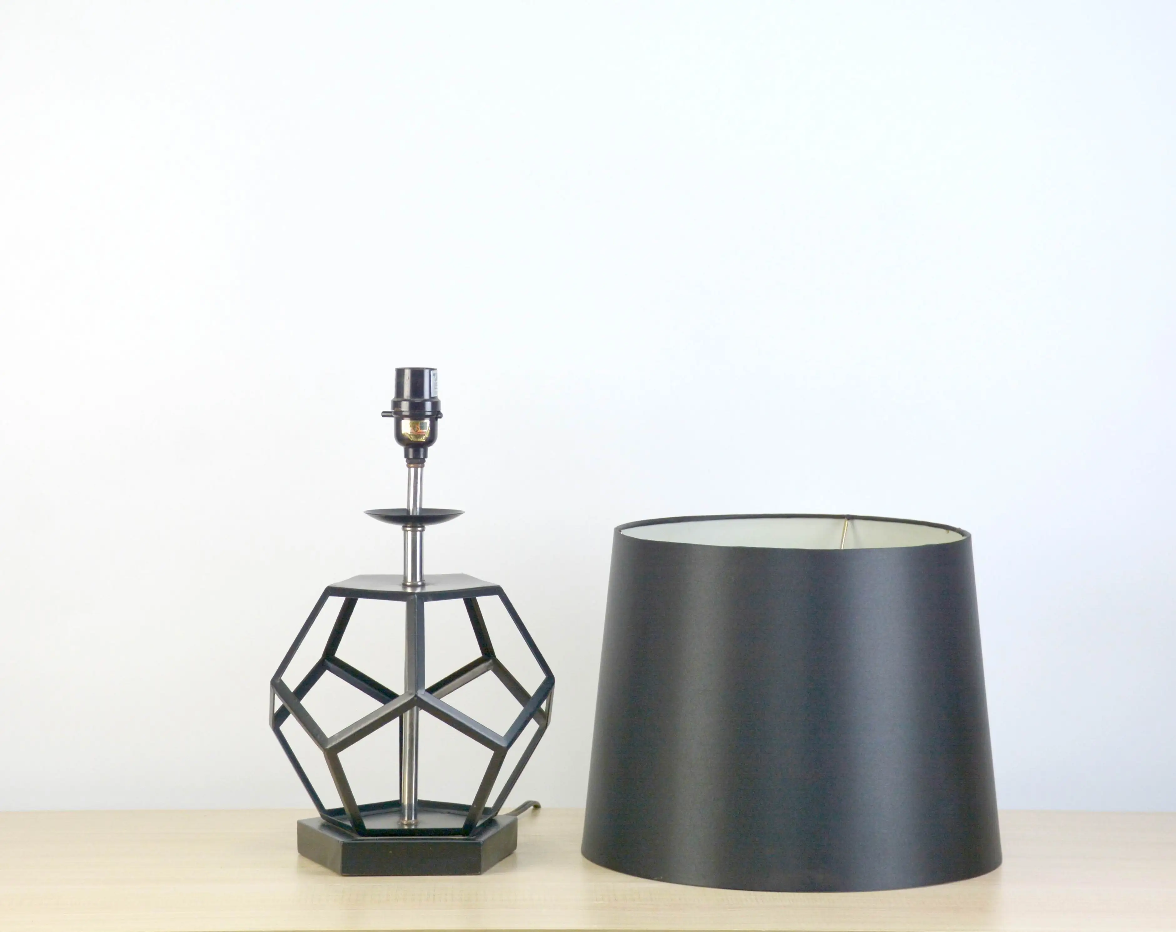 Long-Lasting Geometric Base Antique Metal Structure Design Table Lamps