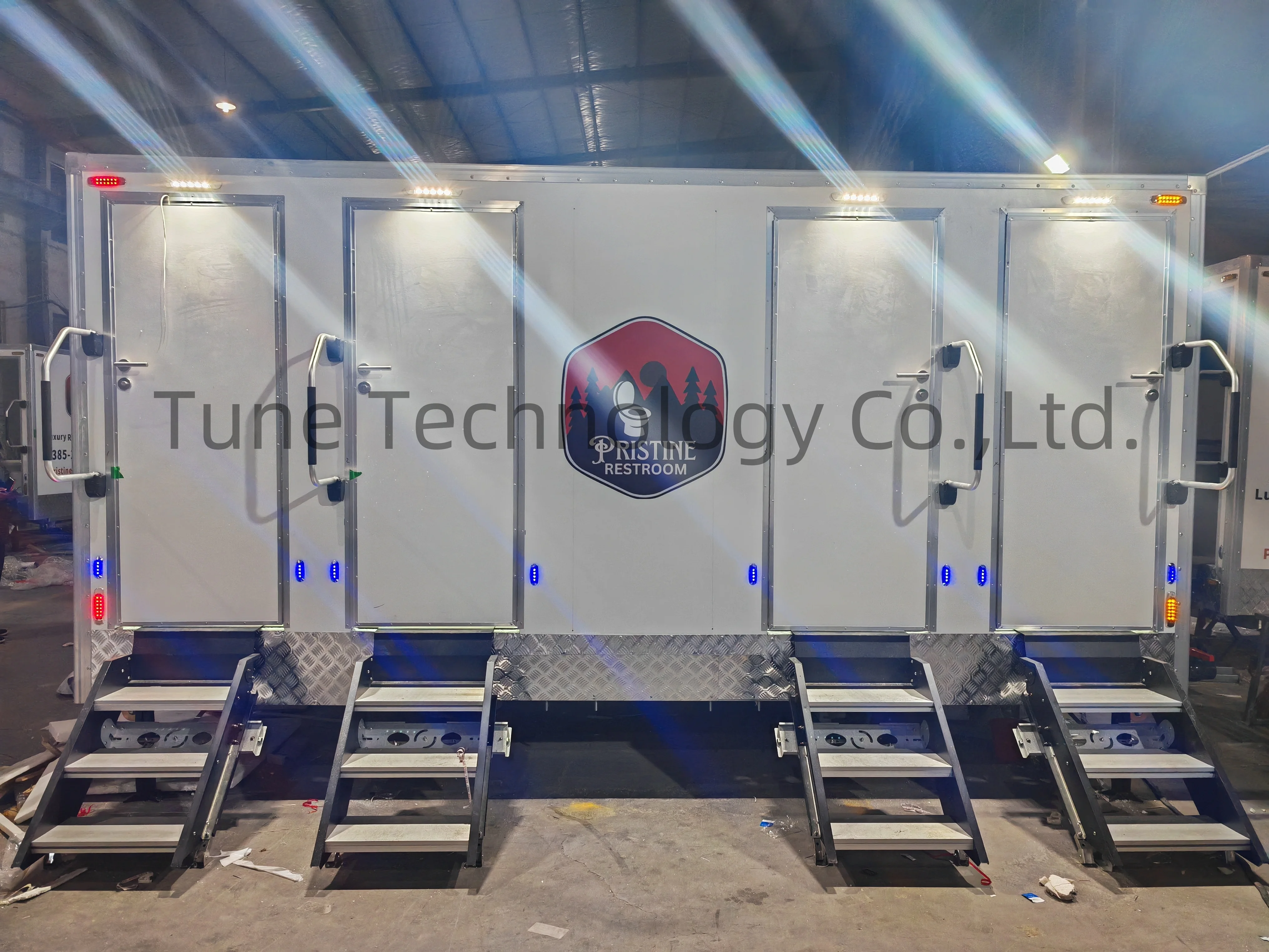 luxury Portable Toilet Trailers With Wheel Mobile Restroom Truck Custom White Toilet Trailer