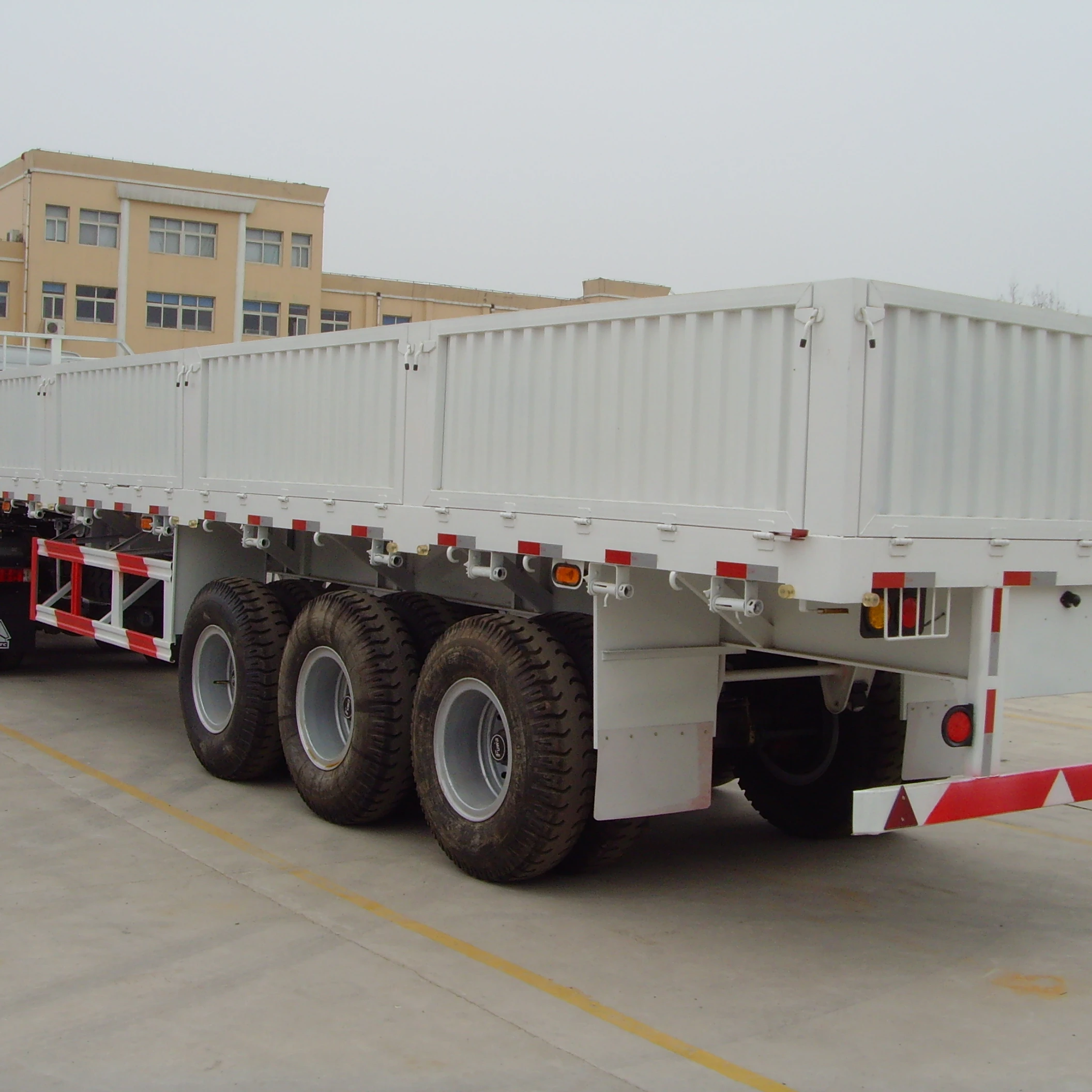 3 axles 40 ton payload semi van box trailer