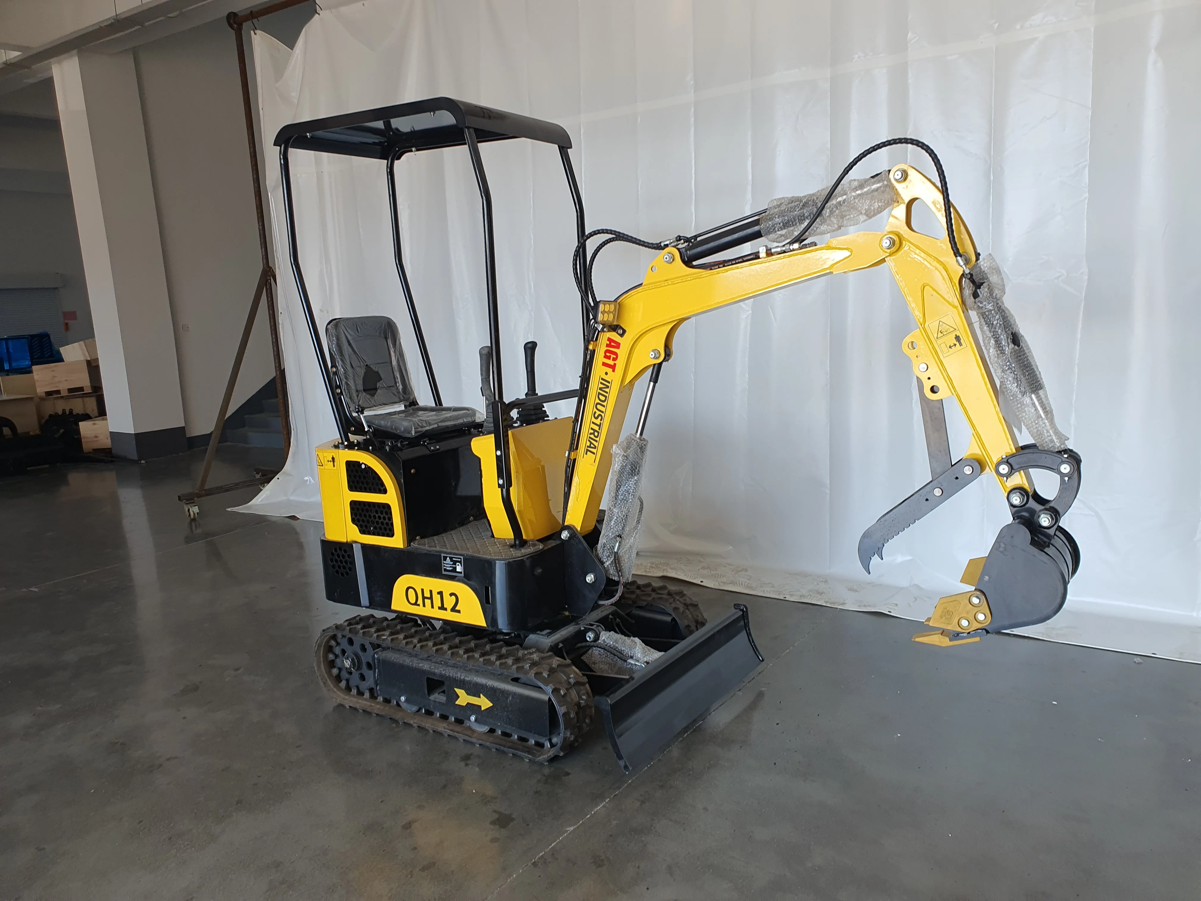 AGT 13.5 HP B&S 1-ton Mini & Small Excavator, Gasoline   AGT-QH12  B&S  engin