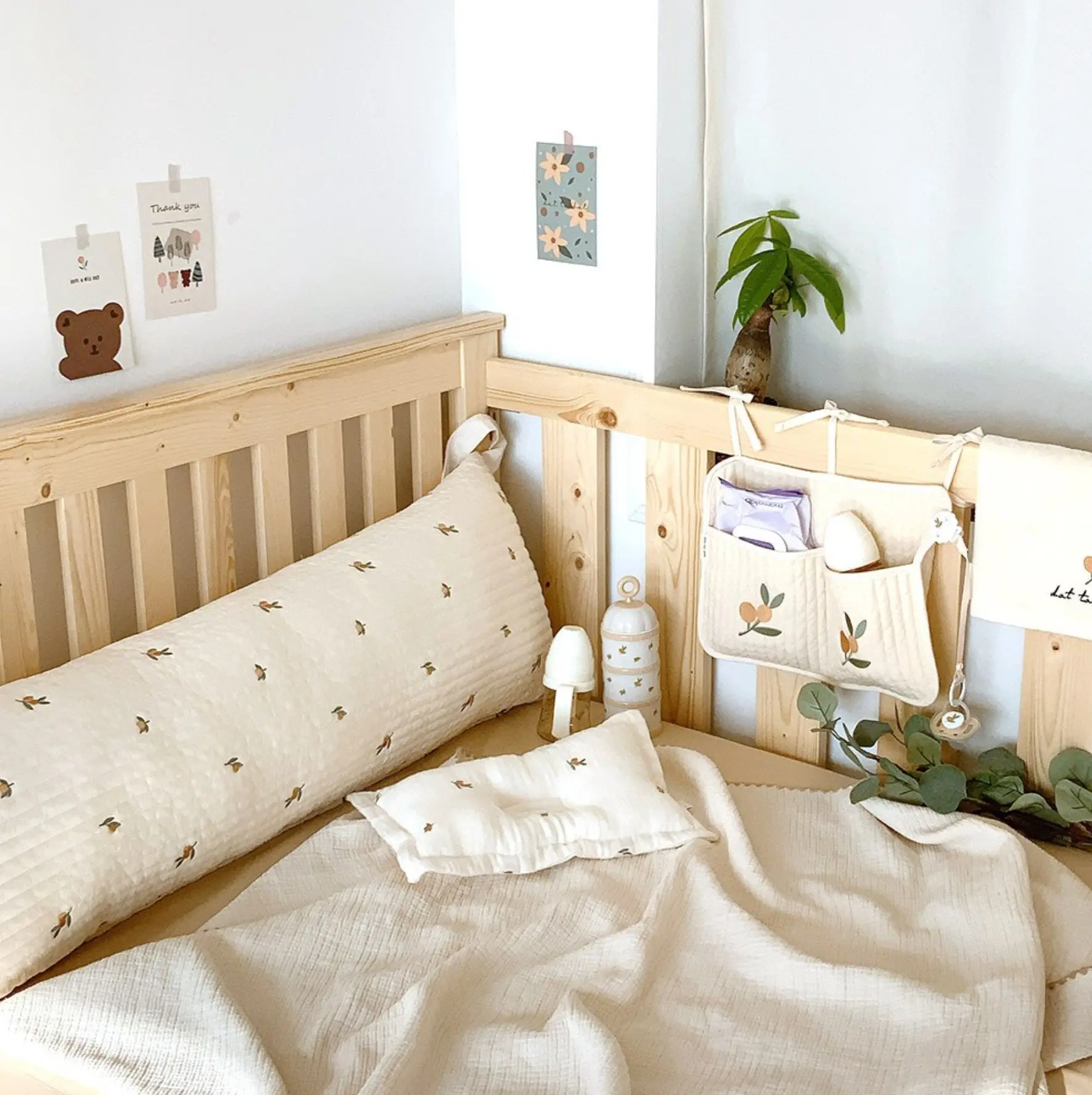 Lovely Embroidered Baby Nursery Organizer Baby Bed Detachable Organizer Hanging Storage Bags for Crib Bedside