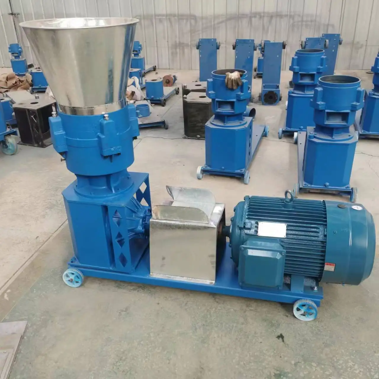 Converting crushed powdered feed into pellet feed is suitable for chicken and pig farms granulator