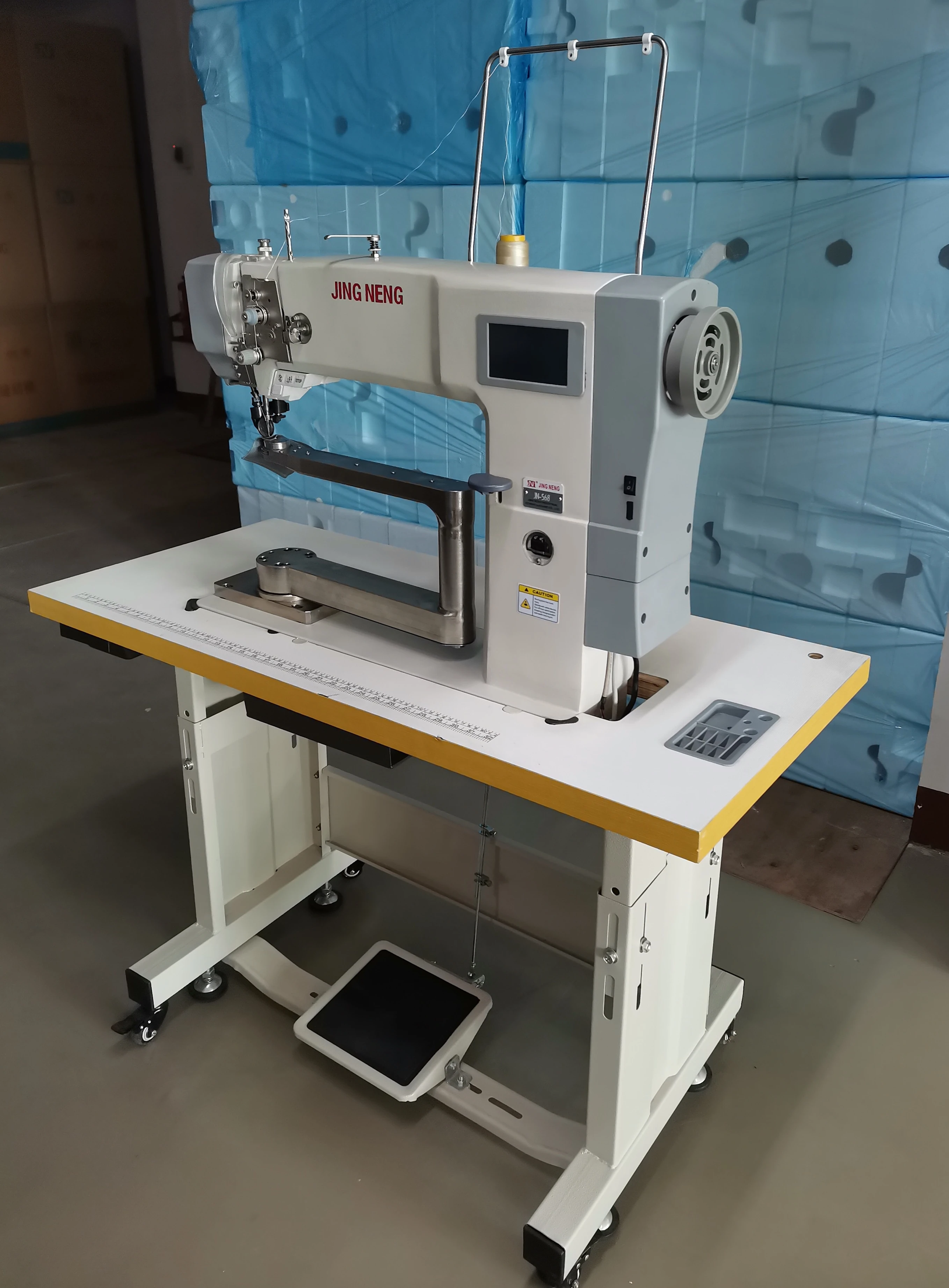 Stepper Motor Heavy Duty Computer Sewing Machine 360 Degree Rotating Roller Feed Sewing Machine