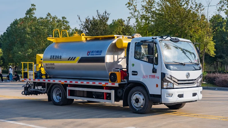Intelligent Asphalt Distributor Truck Bitumen Emulsion Spreading Truck