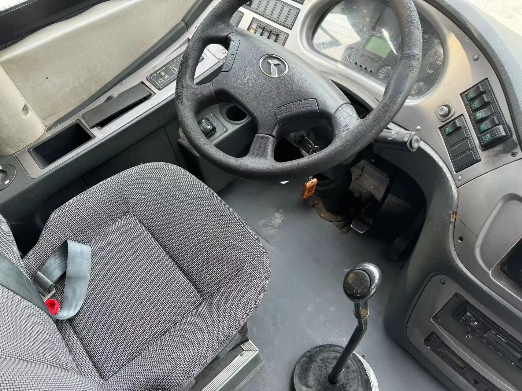 Recommended Kinglong Used 47 Passnger Bus Model XMQ6101 Right Hand Drive Coaches and Buses Autobus Second Hand Bus for Sale