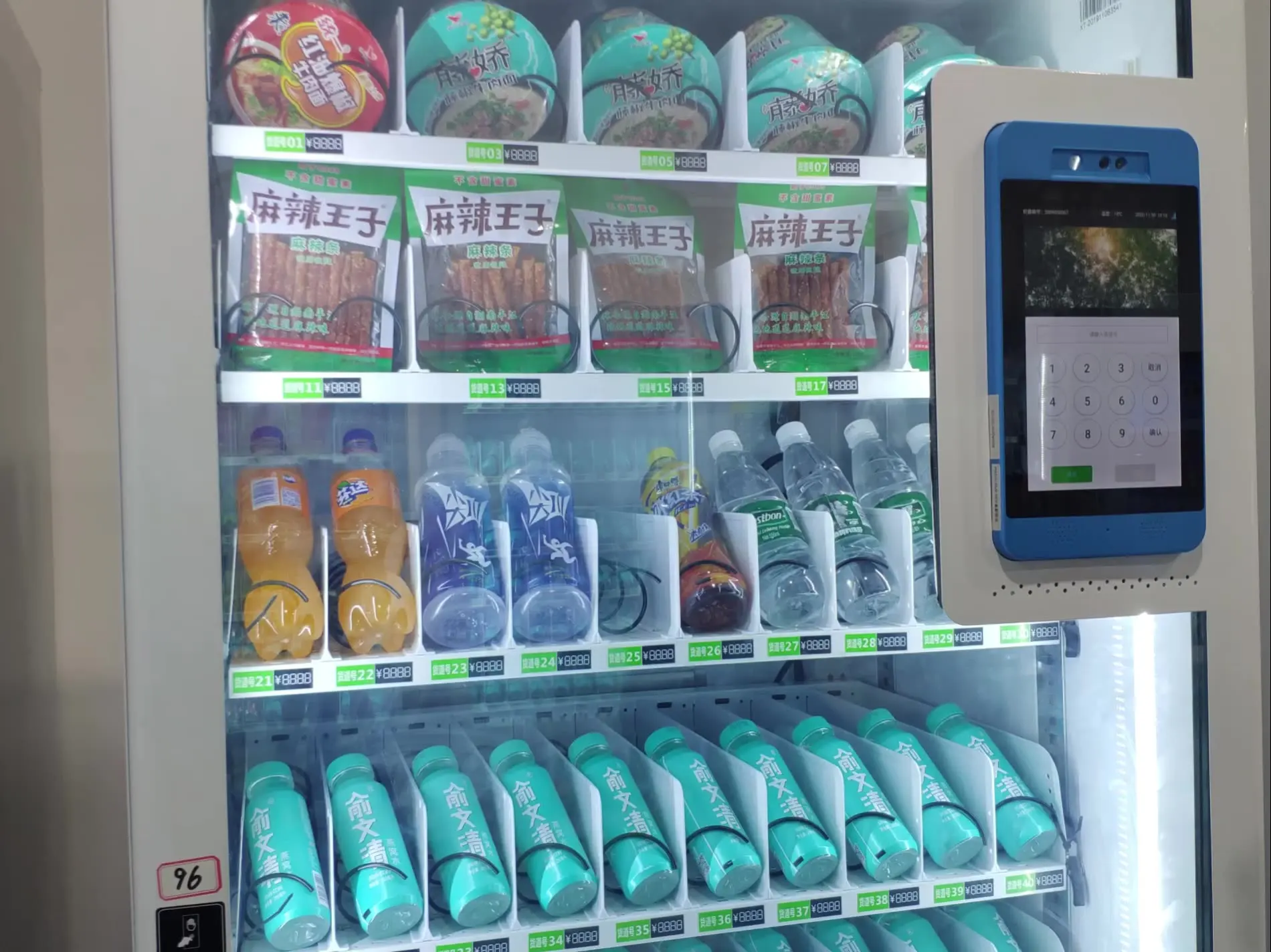 Hot-sell Combo Vending Machine for Sale Snack & Beverage Verkaufsautomat Vending Machine Wooden Case Motor Snack Food Provided