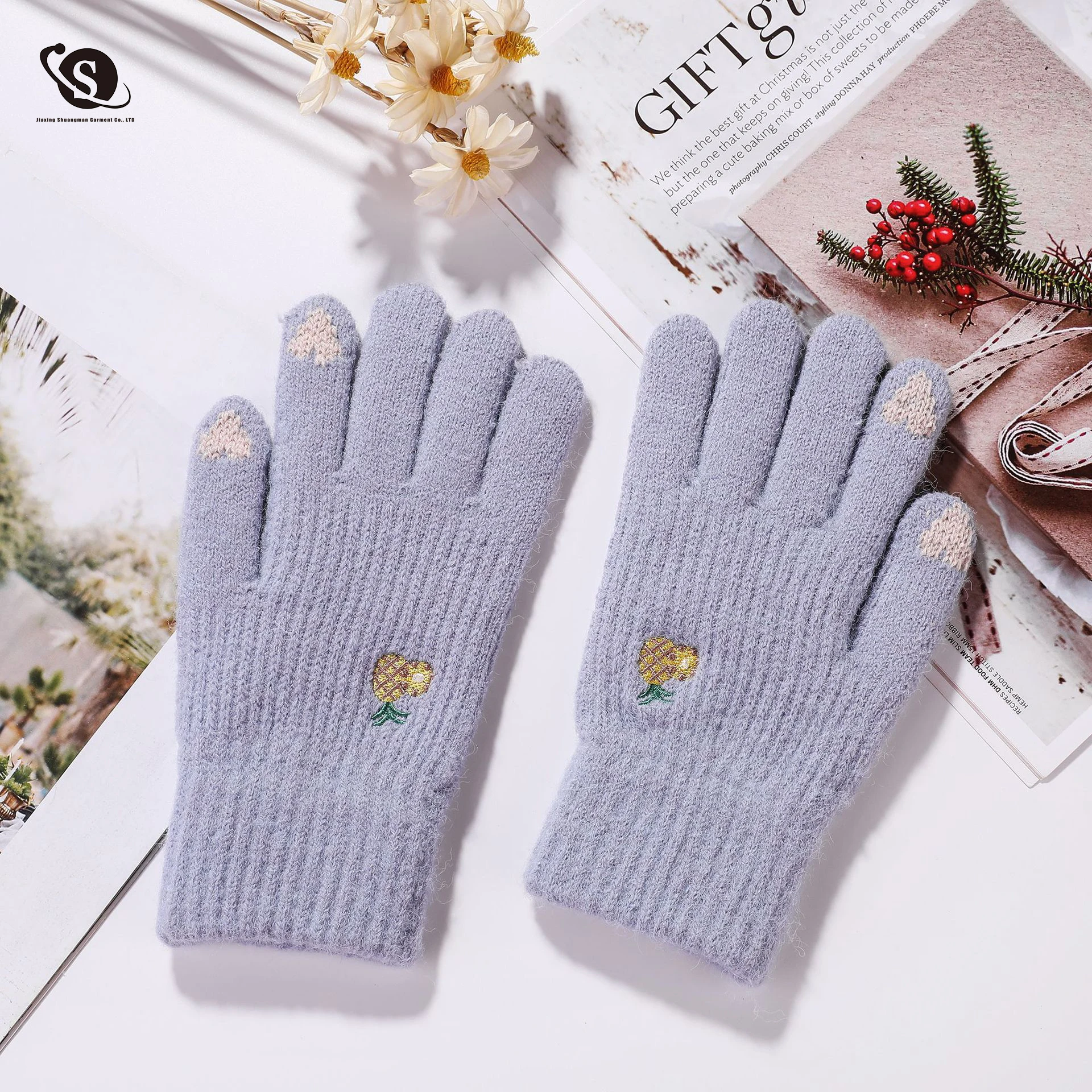 Winter new alpaca velvet gloves ladies touch screen embroidery and lovely Korean version touch screen knitted women warm gloves