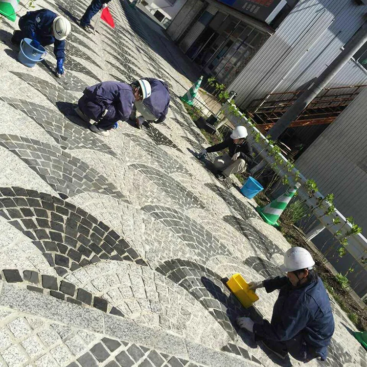 50MM Thick Driveway Flamed Paving Stones Modern Design Black Granite Cobblestone Outdoor Application Fan Shape Mesh Stone
