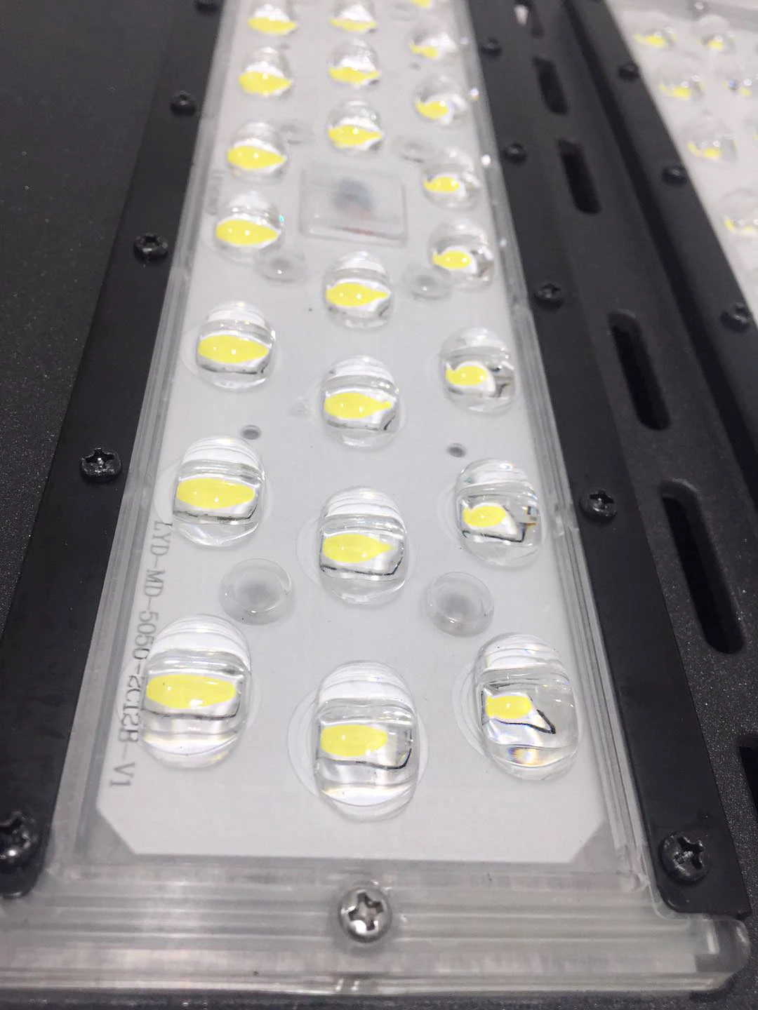 
160Lm/W 100W LED Street light with ENEC CE ROHS NORM certifications . 