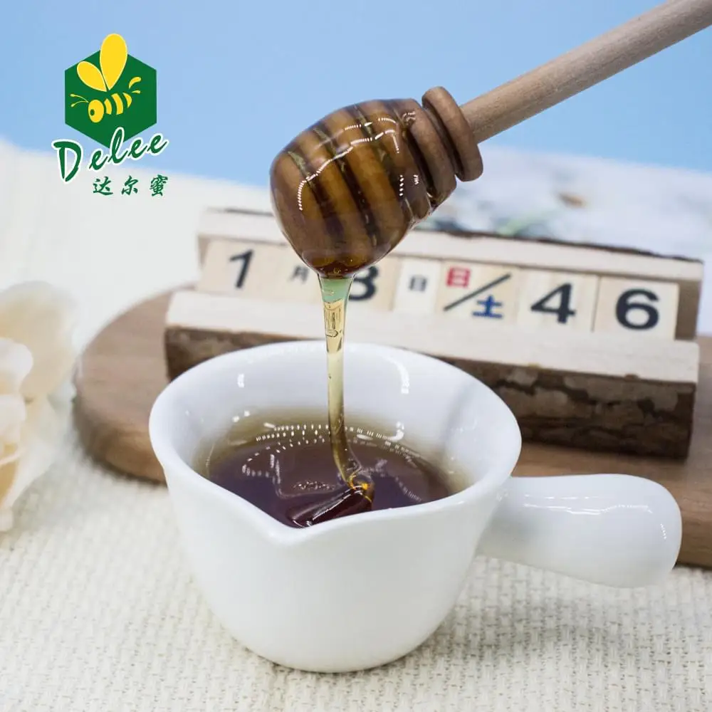 Зрелый гречневый мед в пластиковой бутылке