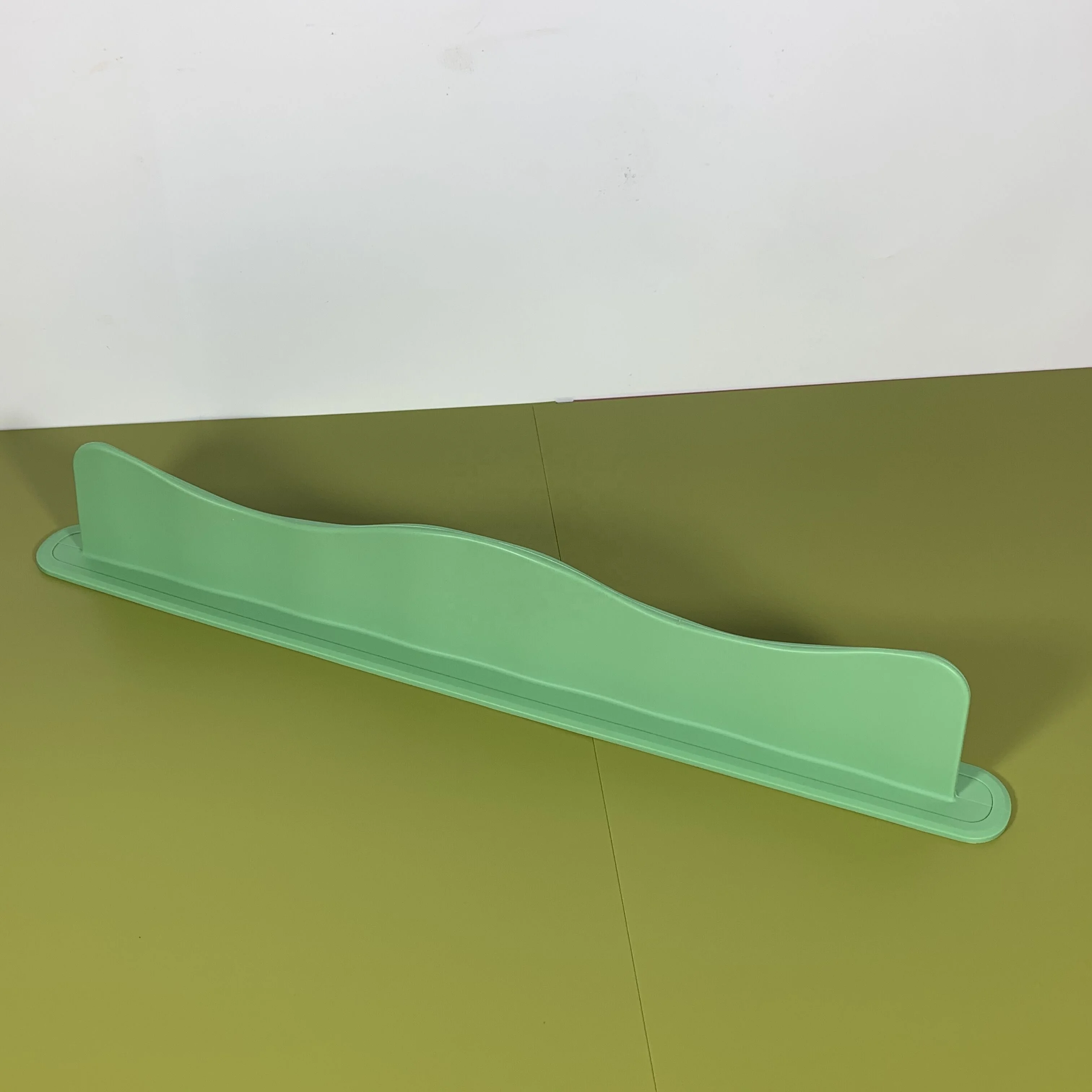 Sink Splash Guard Silicone Water Splash Guard Baffle Board with Suction Cup Sink Water Splash Proof Retaining Plate