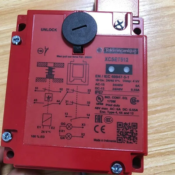 Telemecaniques  XCSE7512 metal Rectangular Safety switch