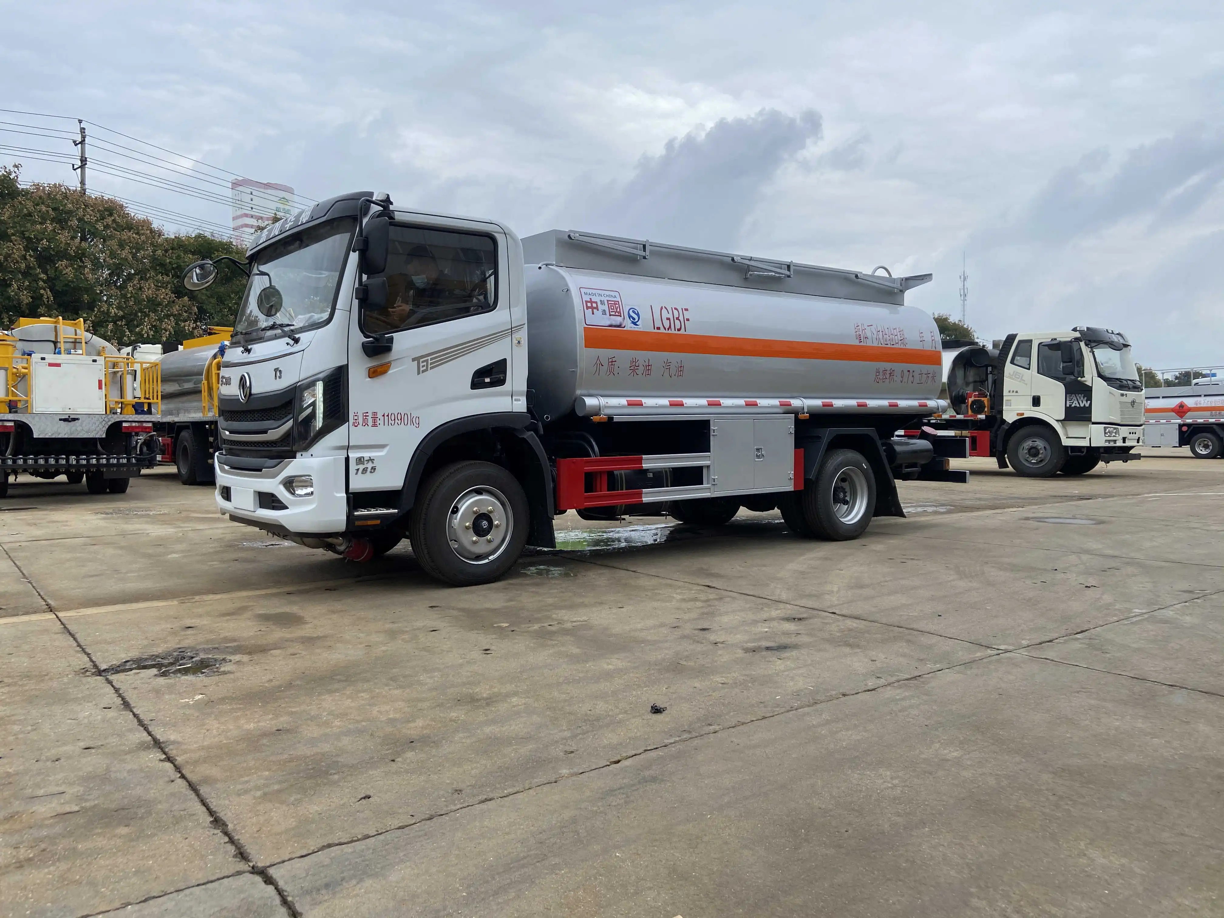 Dongfeng топливный грузовик 4x2 150 л.с. емкость бака 8/10 куб. М