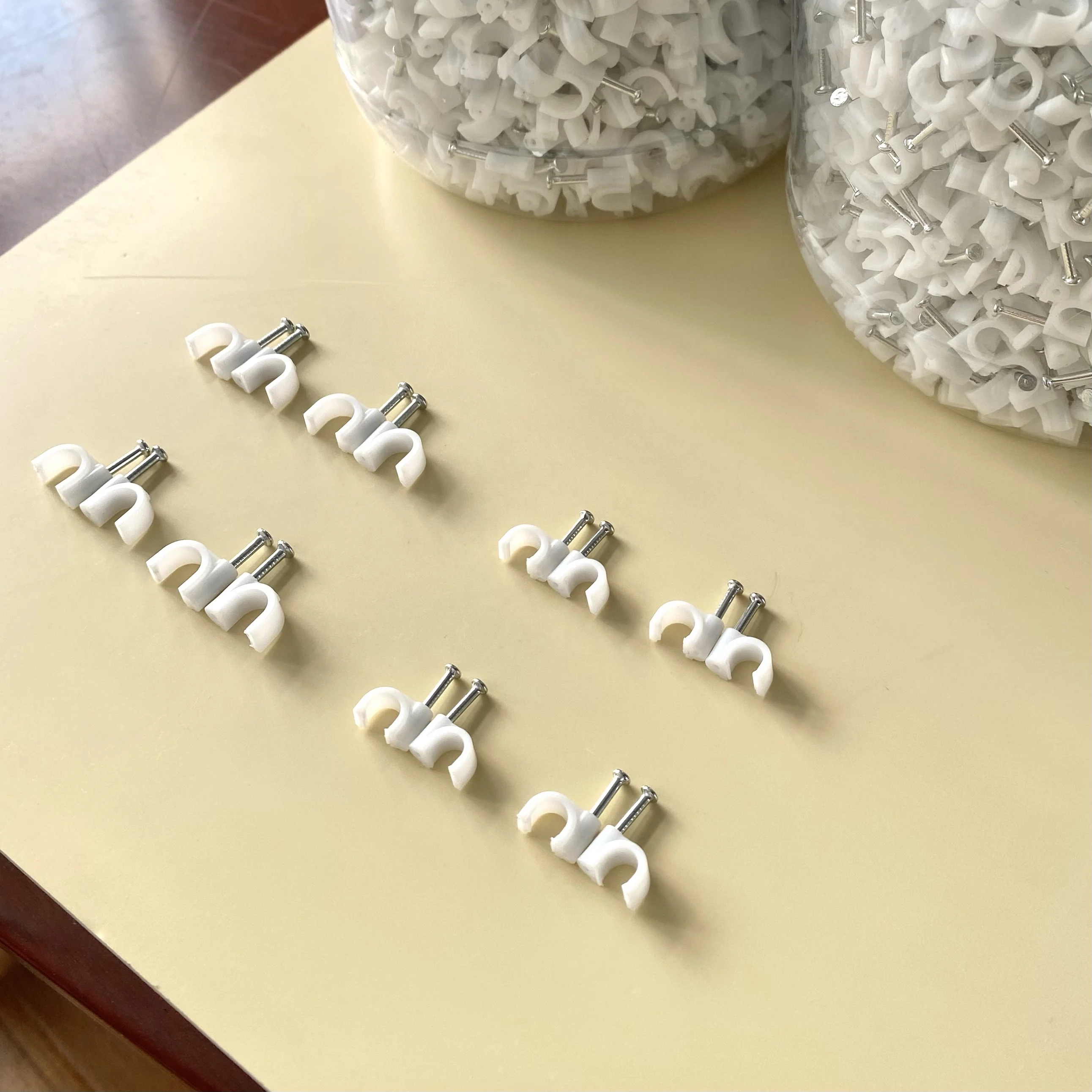 Hot Sale White Cable Clips with Steel Nails Wire and Cord Clips for Wall Mounting Cable Management Tiles Accessories