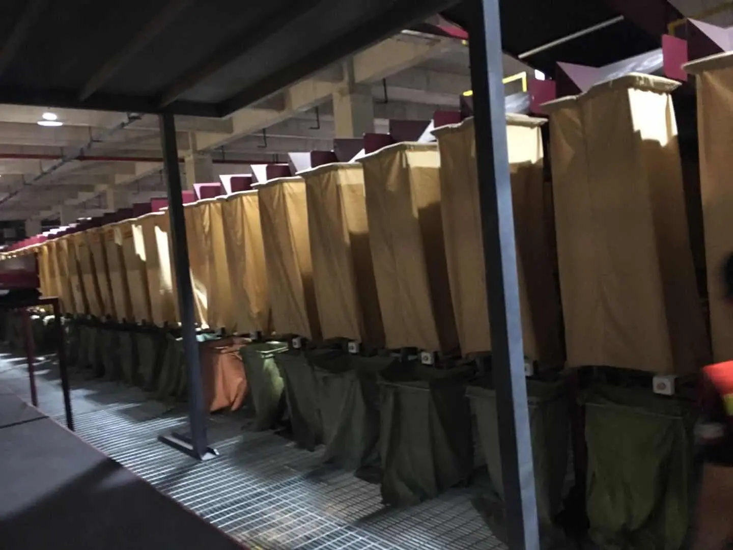 parcel sorting machine and cross belt sorting conveyor widely used for clothes/ shoes boxes/ books sorting with DWS