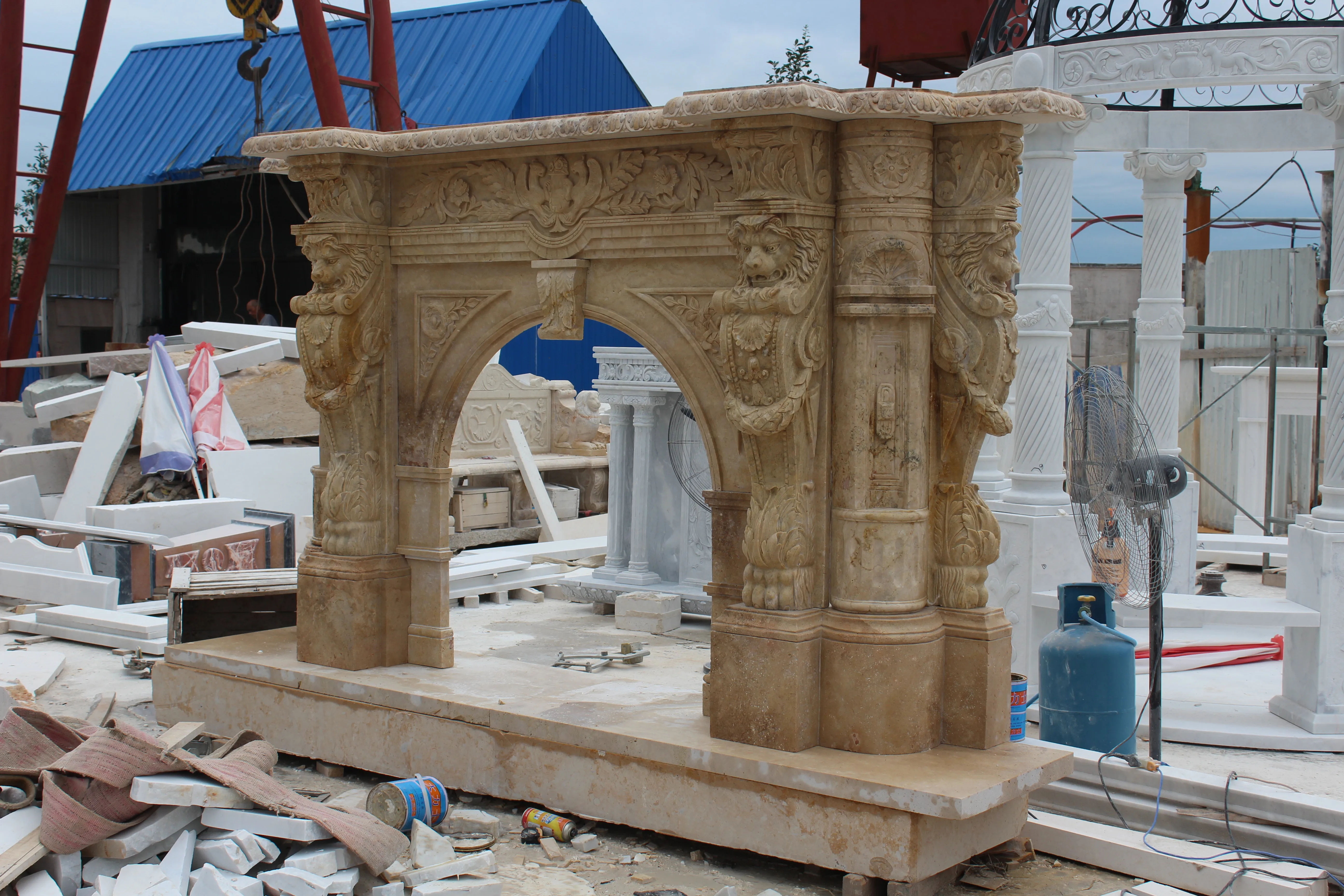 Luxury Yellow Natural Stone Marble Fireplace Lion Head Statue Marble Fireplace Surround Mantel Fireplace