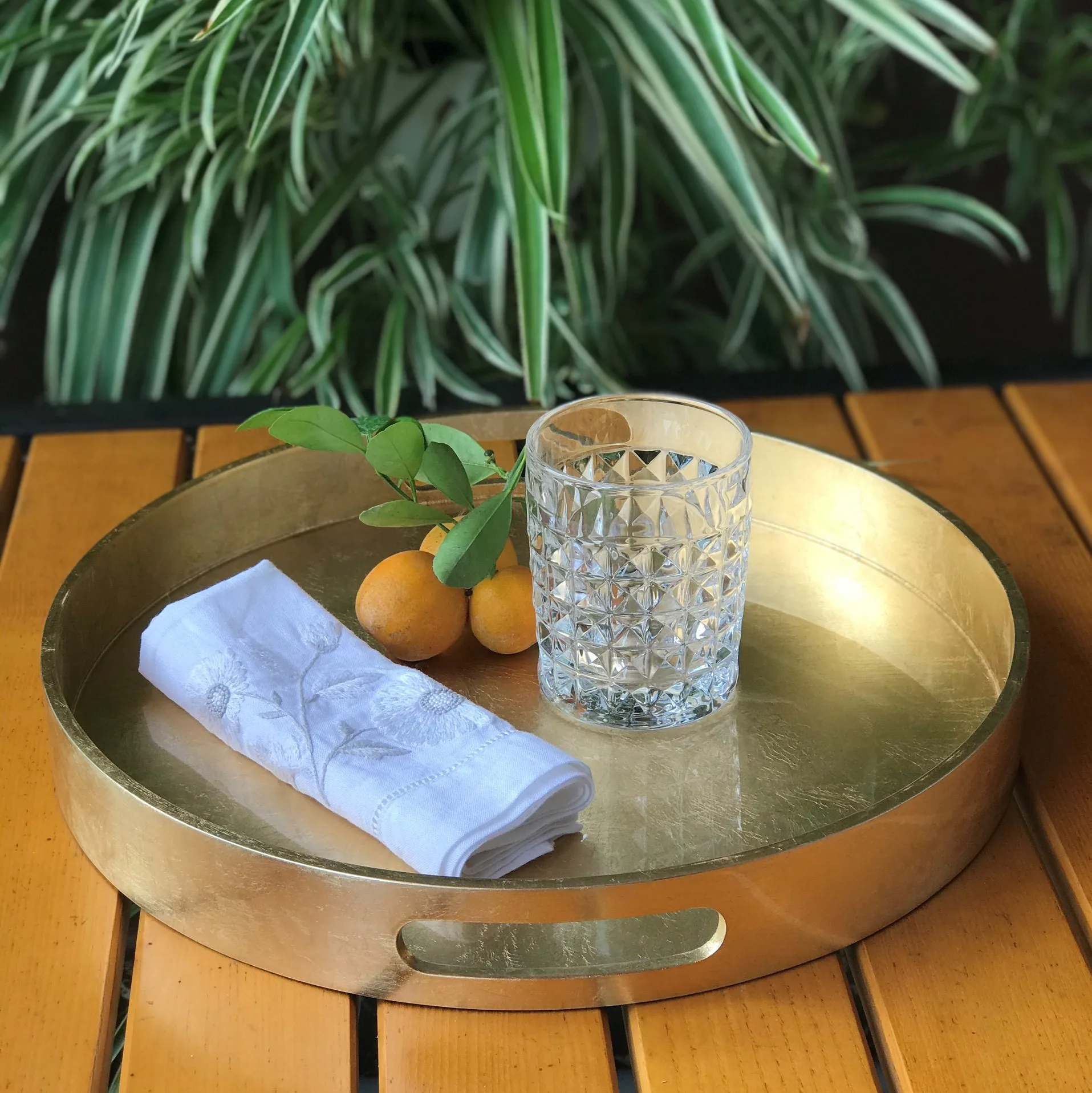 Красивый лакированный сервировочный поднос элегантный журнальный столик или оттоманка в качестве декоративного аксессуара