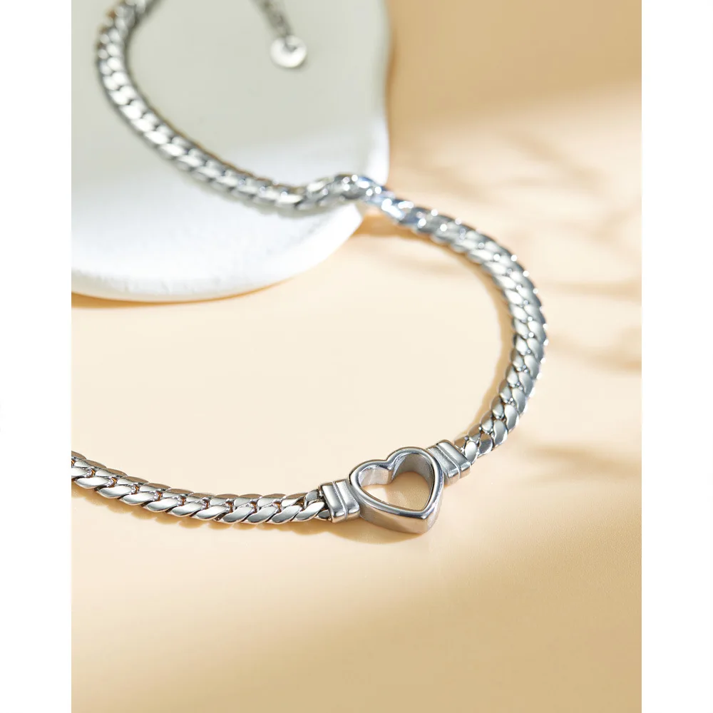 2023 New Trendy Stainless Steel Snake Bone Chain Silver Gold Plated with Heart Pendant Choker for Gift Featuring Pearl