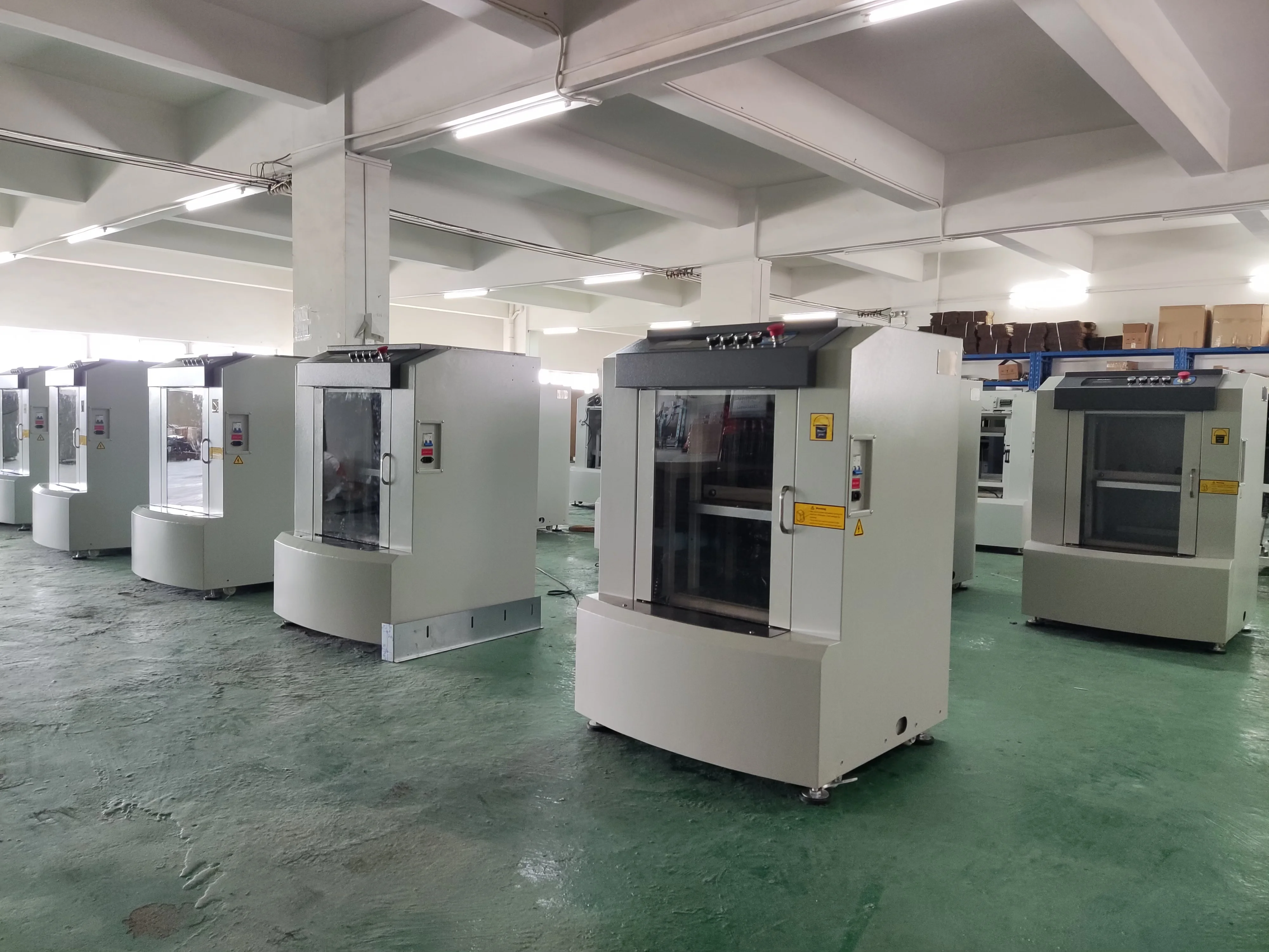 Automatic clamping paint shaker for high-speed hybrid