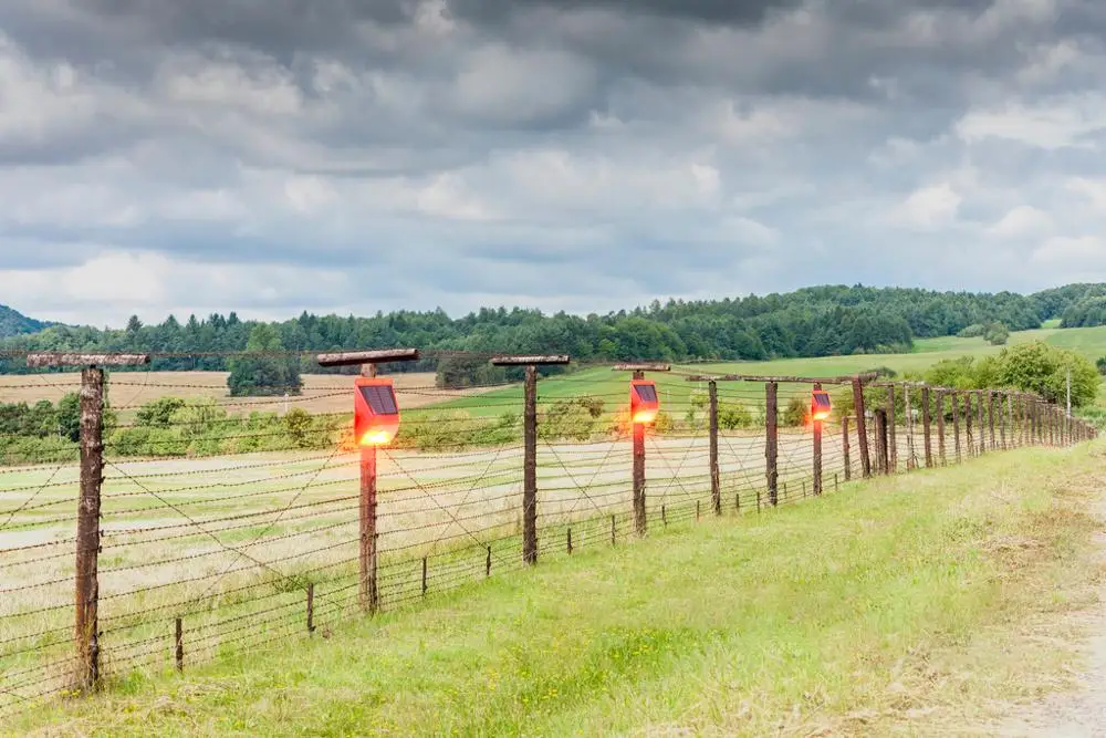 129db 6 LED PIR Motion Sensor Sound Alarm Waterproof Solar Warning Lights  Alarm system home security