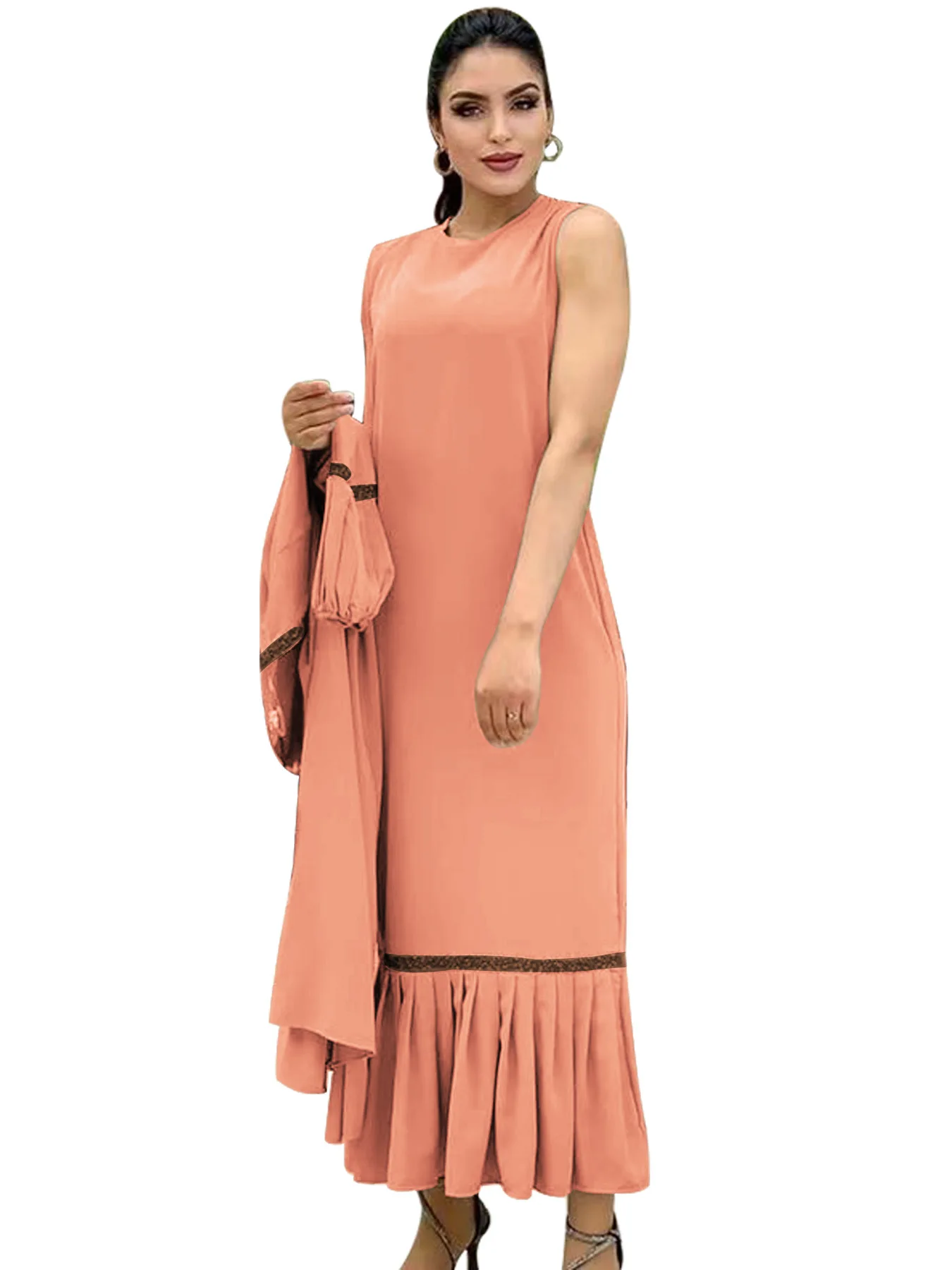 A trendy and elegant Middle Eastern dress paired with a popular new colored pearl in Europe and the United States