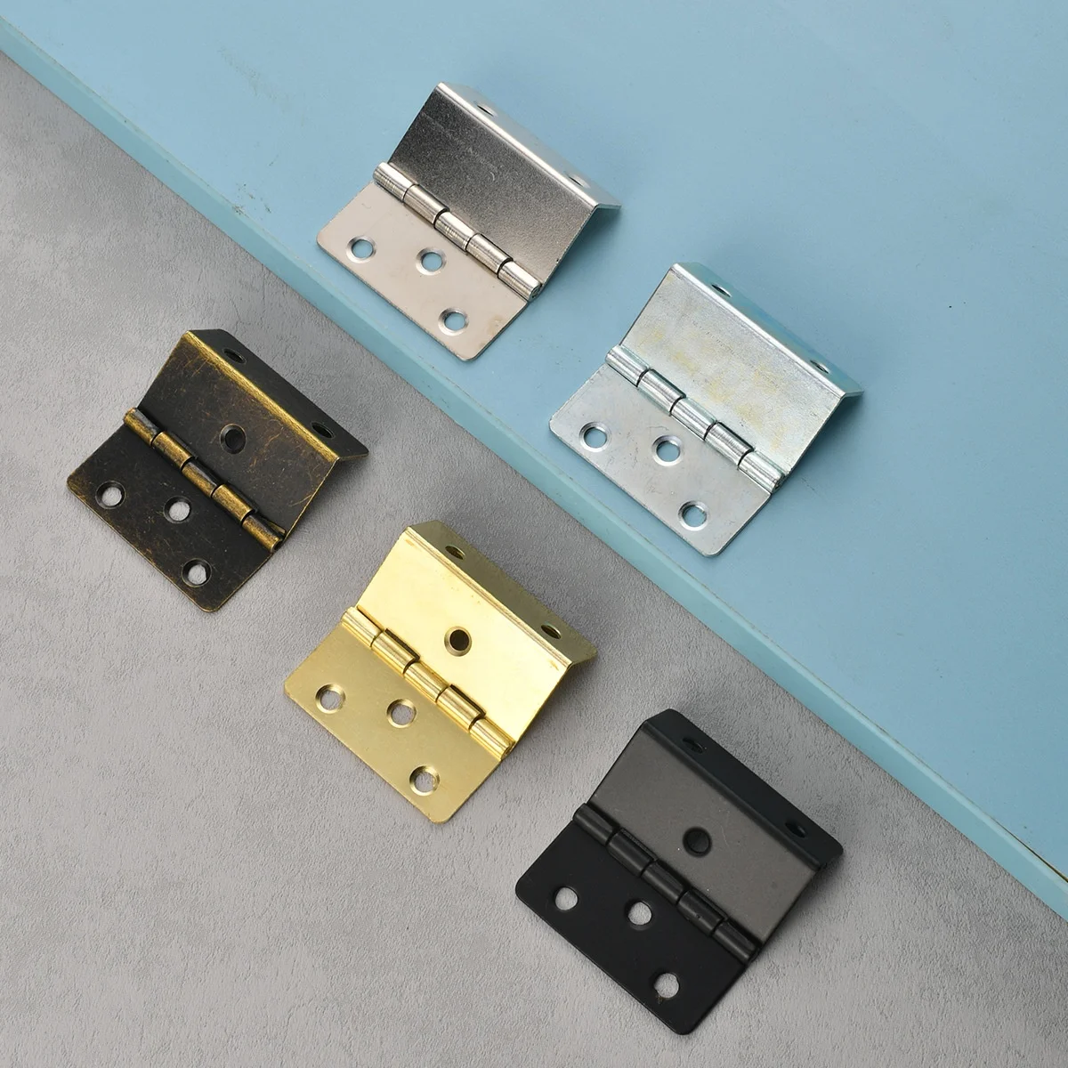 The 43mm large three-fold antique iron hinge is a six-hole right angle hinge designed for 18mm boards.