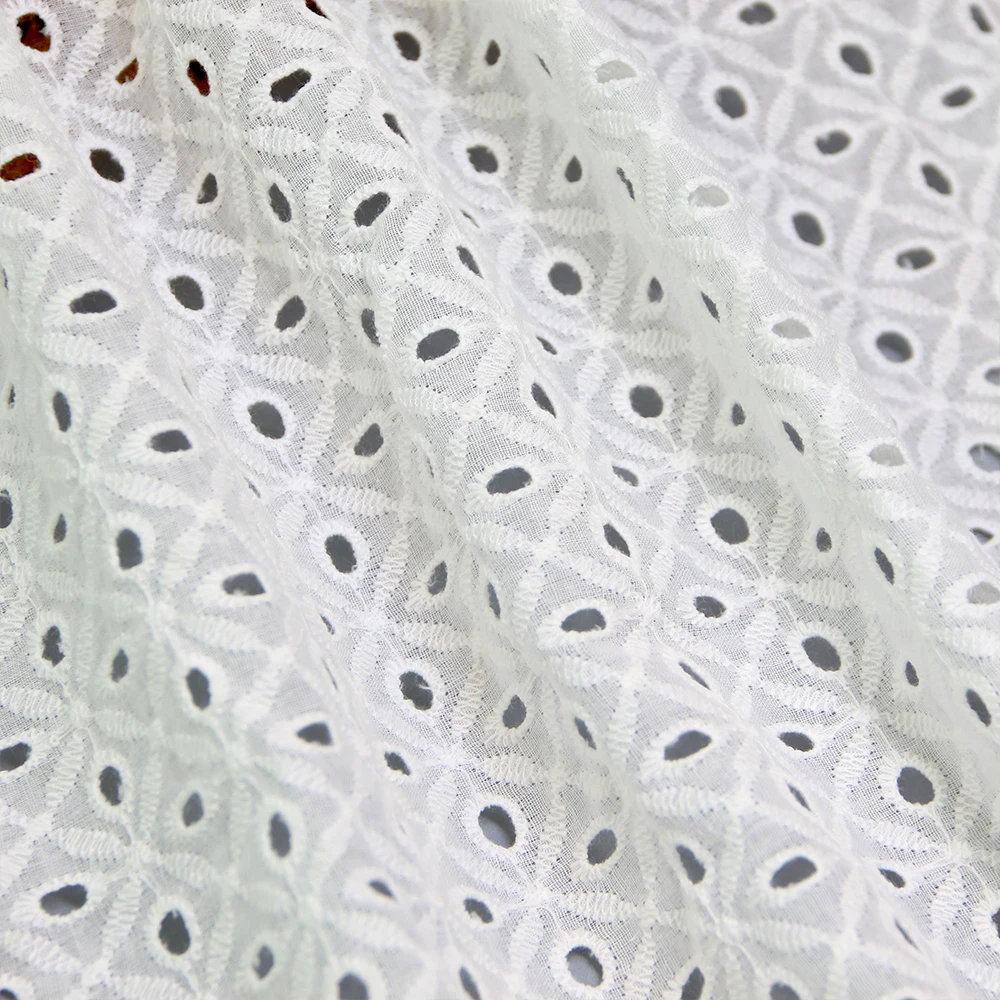 Кружевная ткань белого цвета с вышивкой и ушками