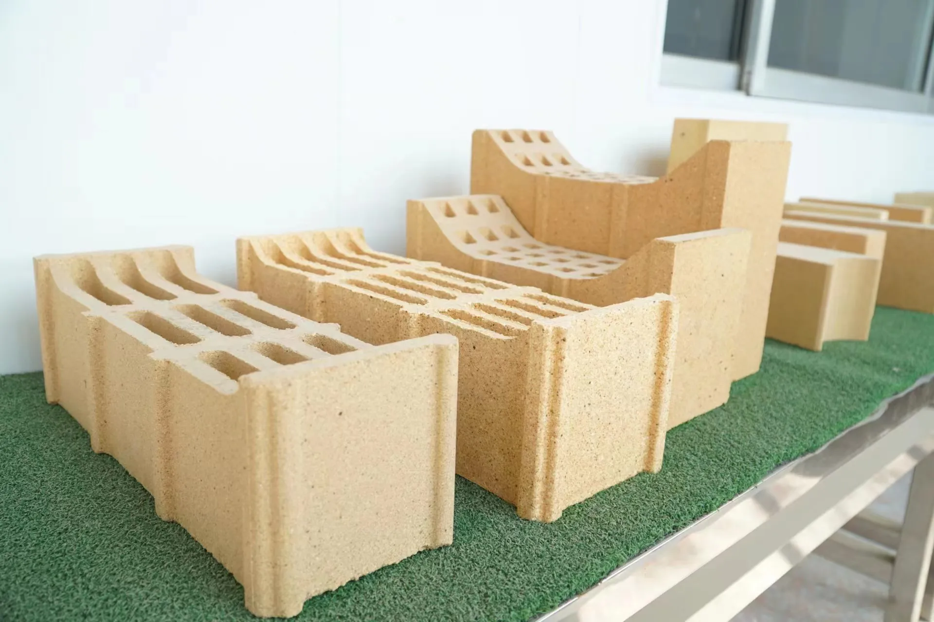 High Quality SIO2 Clay Brick New Arrival Irregular Firebrick Building Kilns Moulding Block Aluminium MGO Cutting Service Factory