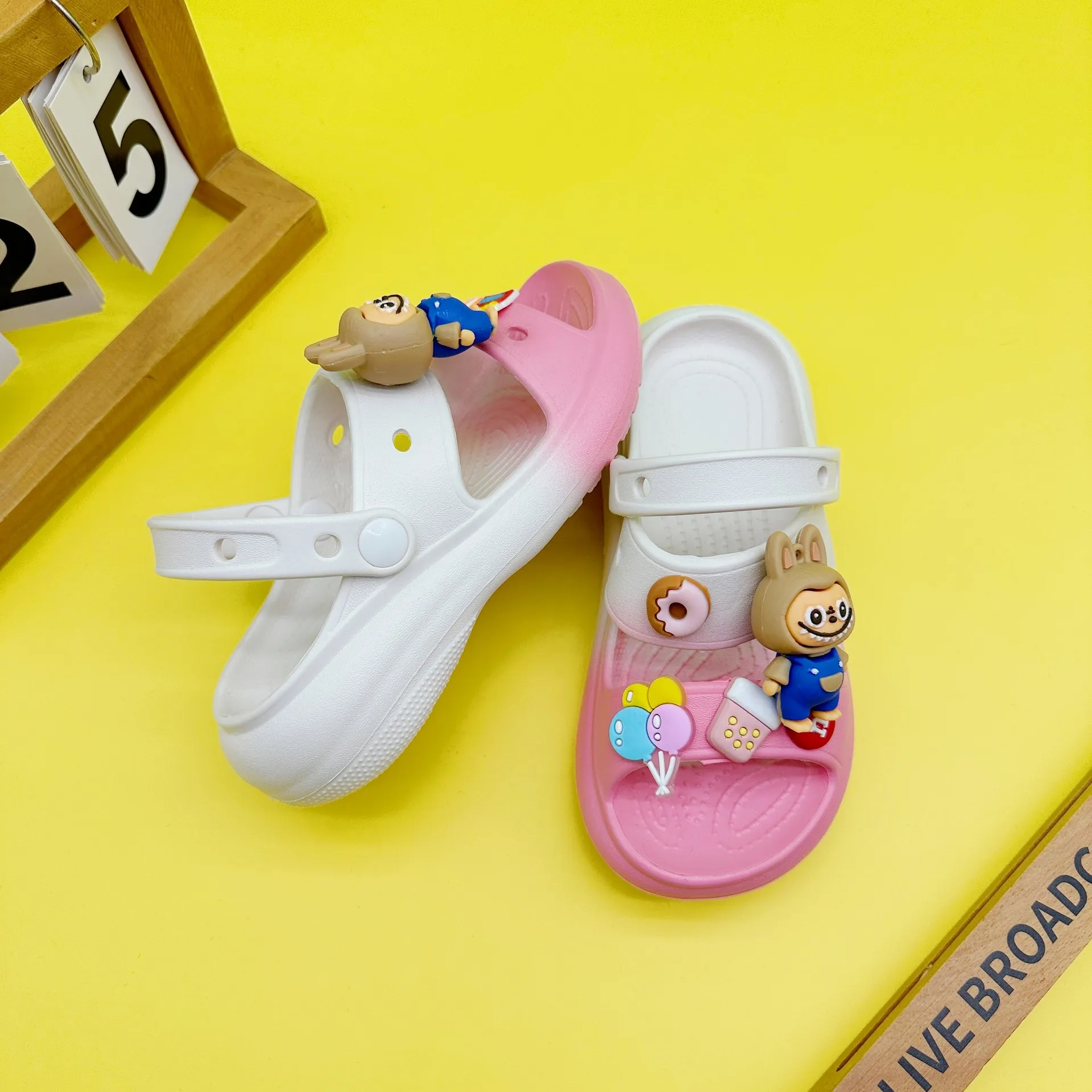 2024 new Gradient  parent-child slippers for boys and girls Labbu  EVA soft sole non-slip Baotou sandals