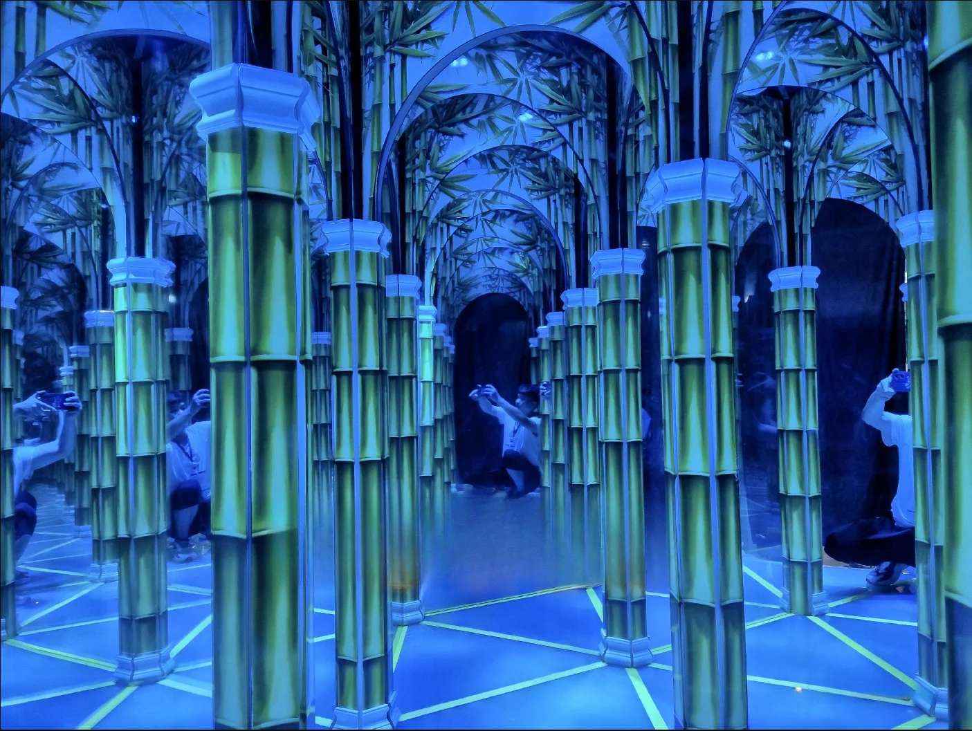 Indoor carnival games mirror maze,tempered glass magic mirror,star Hall time tunnel amusement facilities