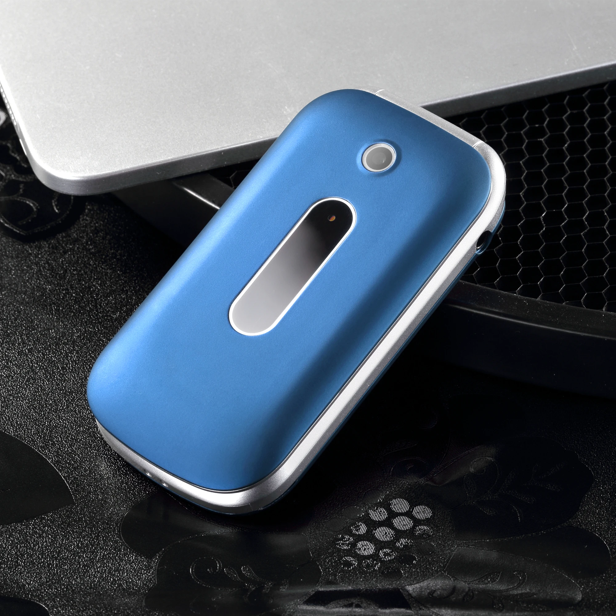 High contrast TFT color display 2 4 Flip Mobile Telephones with Extra loud ringtone Flashlight