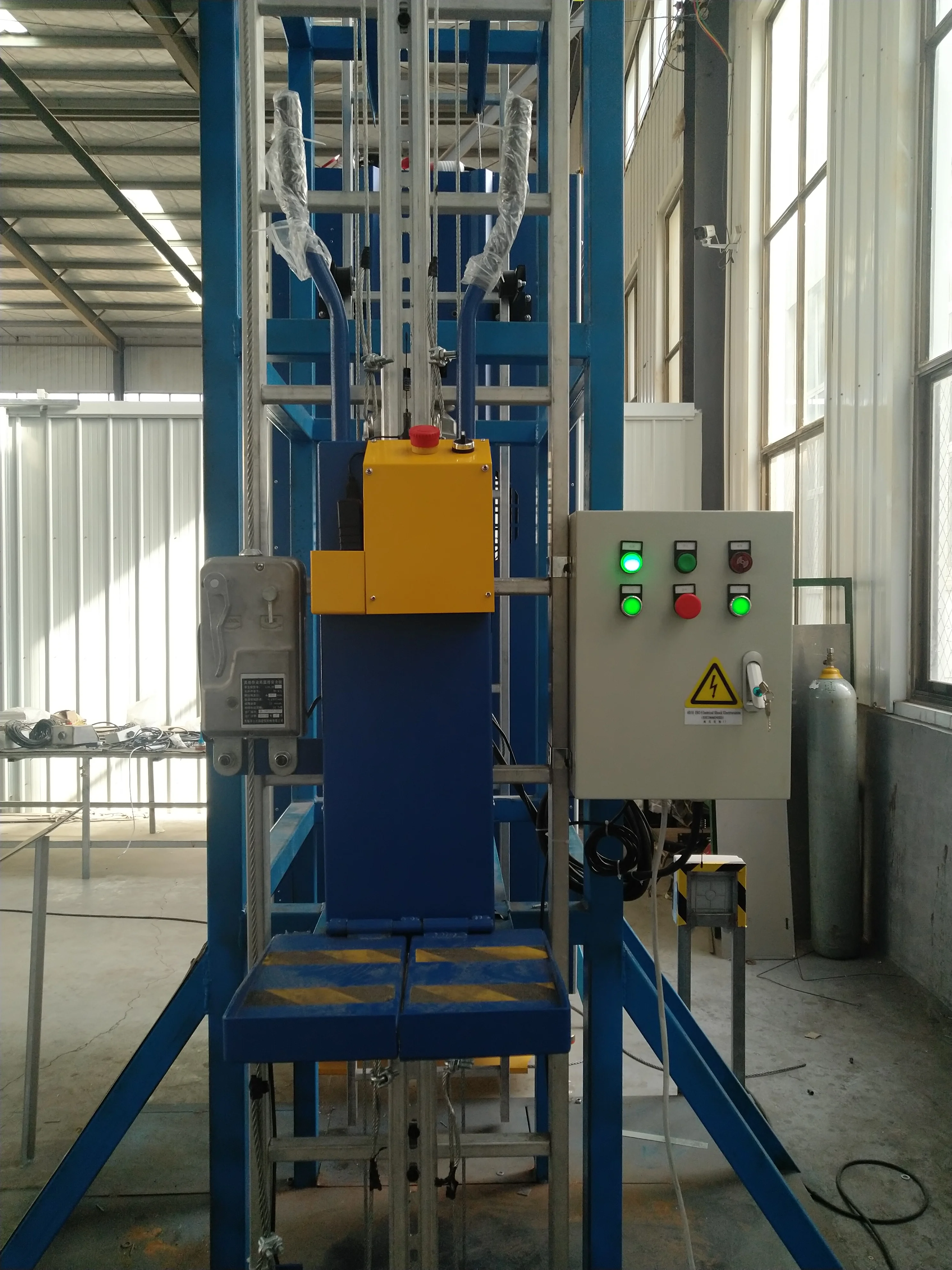 Single man climbing lift Climb free for wind tower turbine