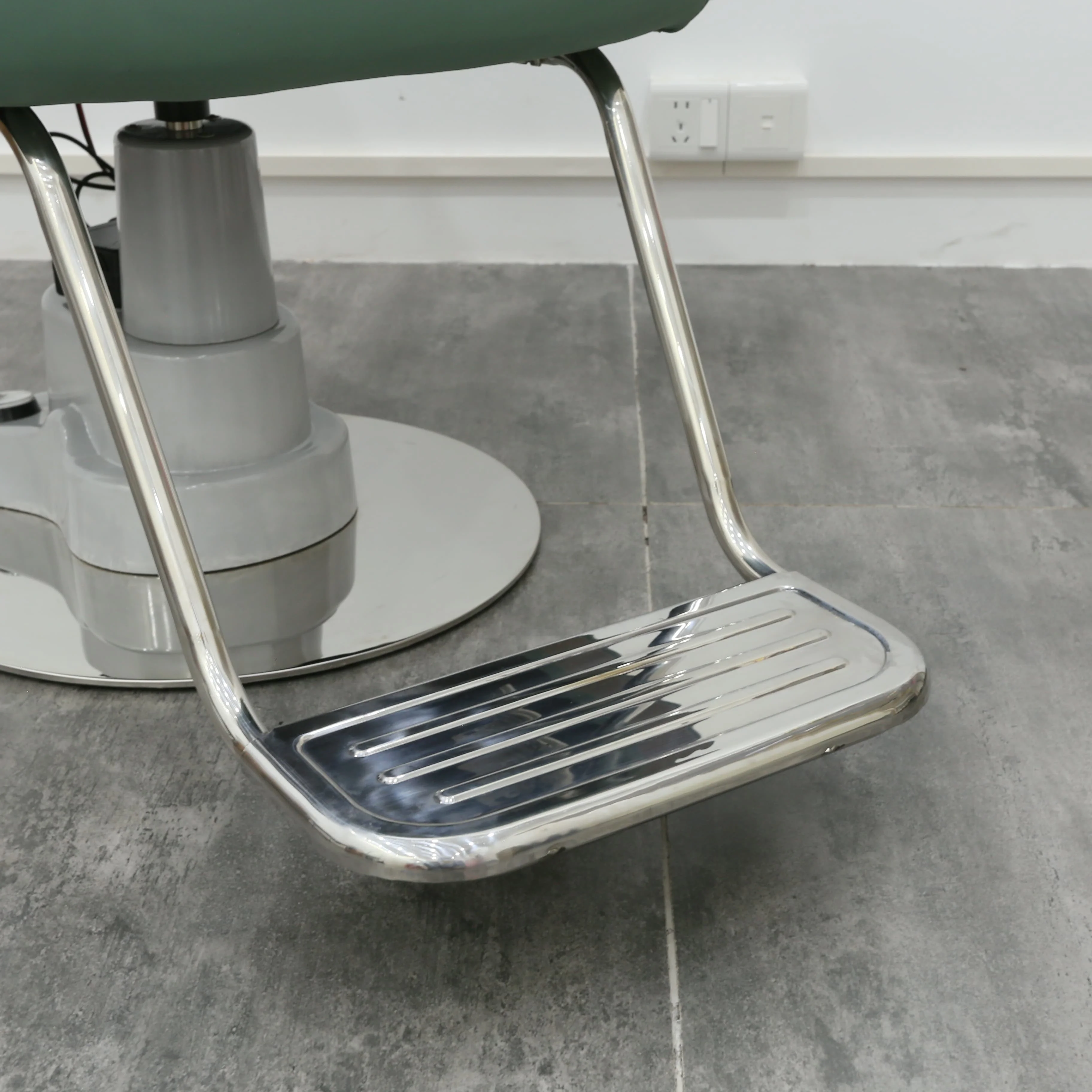 Hydraulic Reclining Hairdressing Chair Modern Gold Metal & Green Salon Furniture for Barber Shops and Barbershops