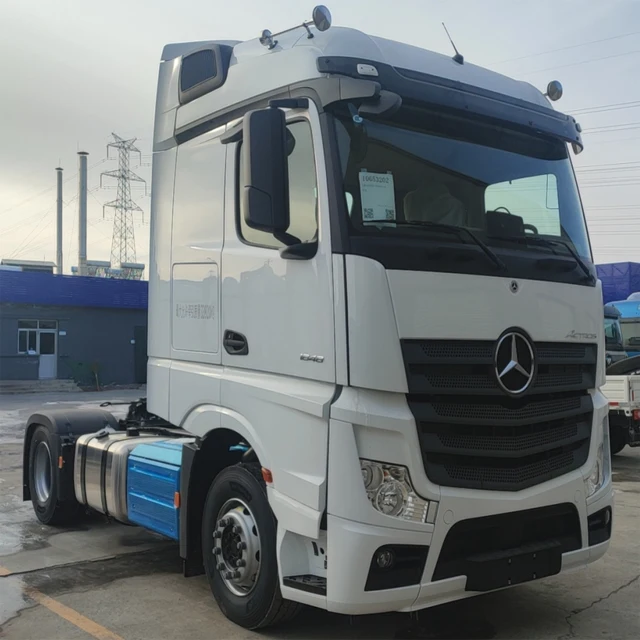 Mercedes Ben Z Light Tractor Truck 6*4,6*2,4*2